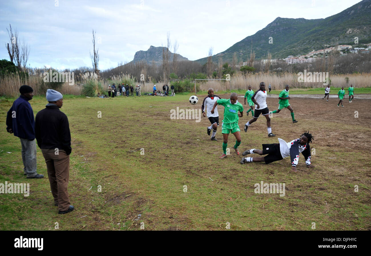 Junio 13, 2010 - Cape Town, Sudáfrica - equipos locales del municipio Imizamo Yethu jugar Domingo, 13 de junio de 2010 cerca del área de la Bahía Houts de Cape Town, Sudáfrica. (Crédito de la Imagen: © Mark Sobhani/ZUMApress.com) Foto de stock