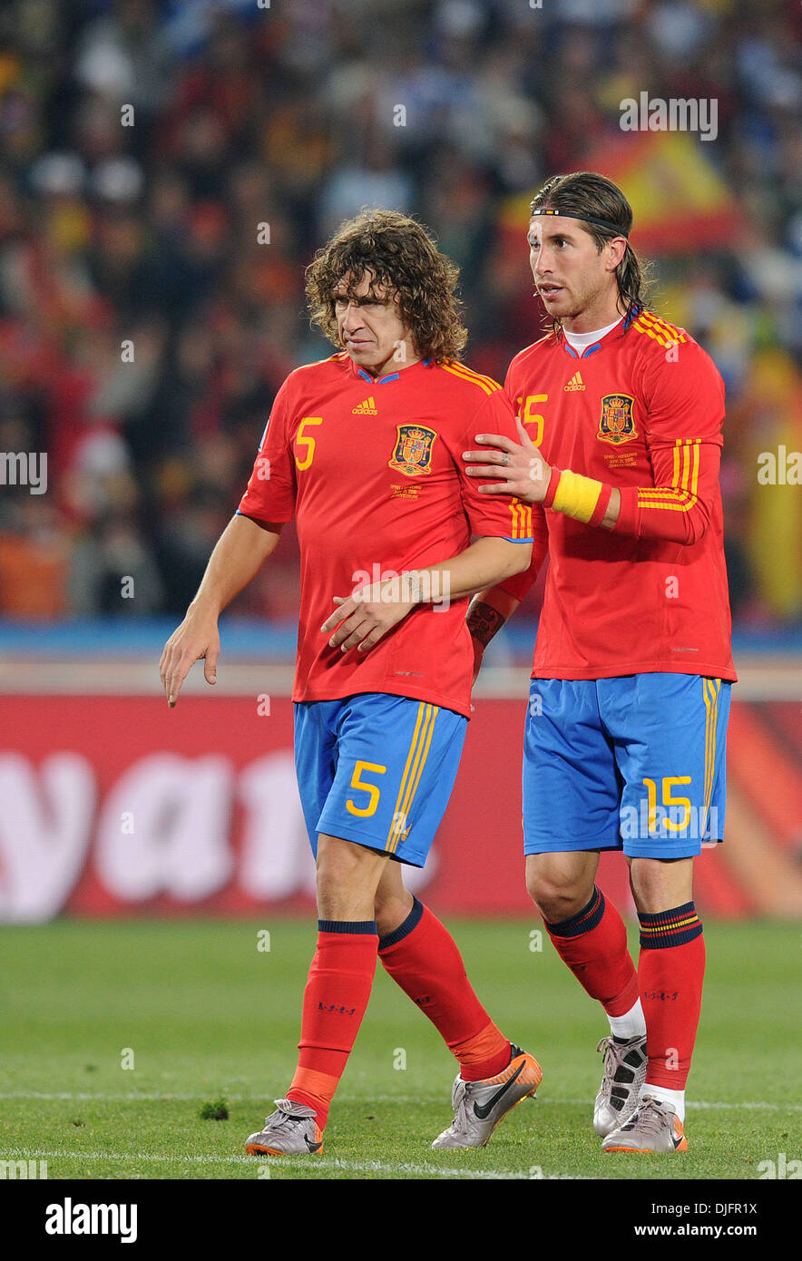 Junio 21, 2010 - Johannesburgo, Sudáfrica Carles Puyol y Sergio Ramos de España son vistos durante la Copa Mundial la FIFA 2010 de fútbol entre España y en