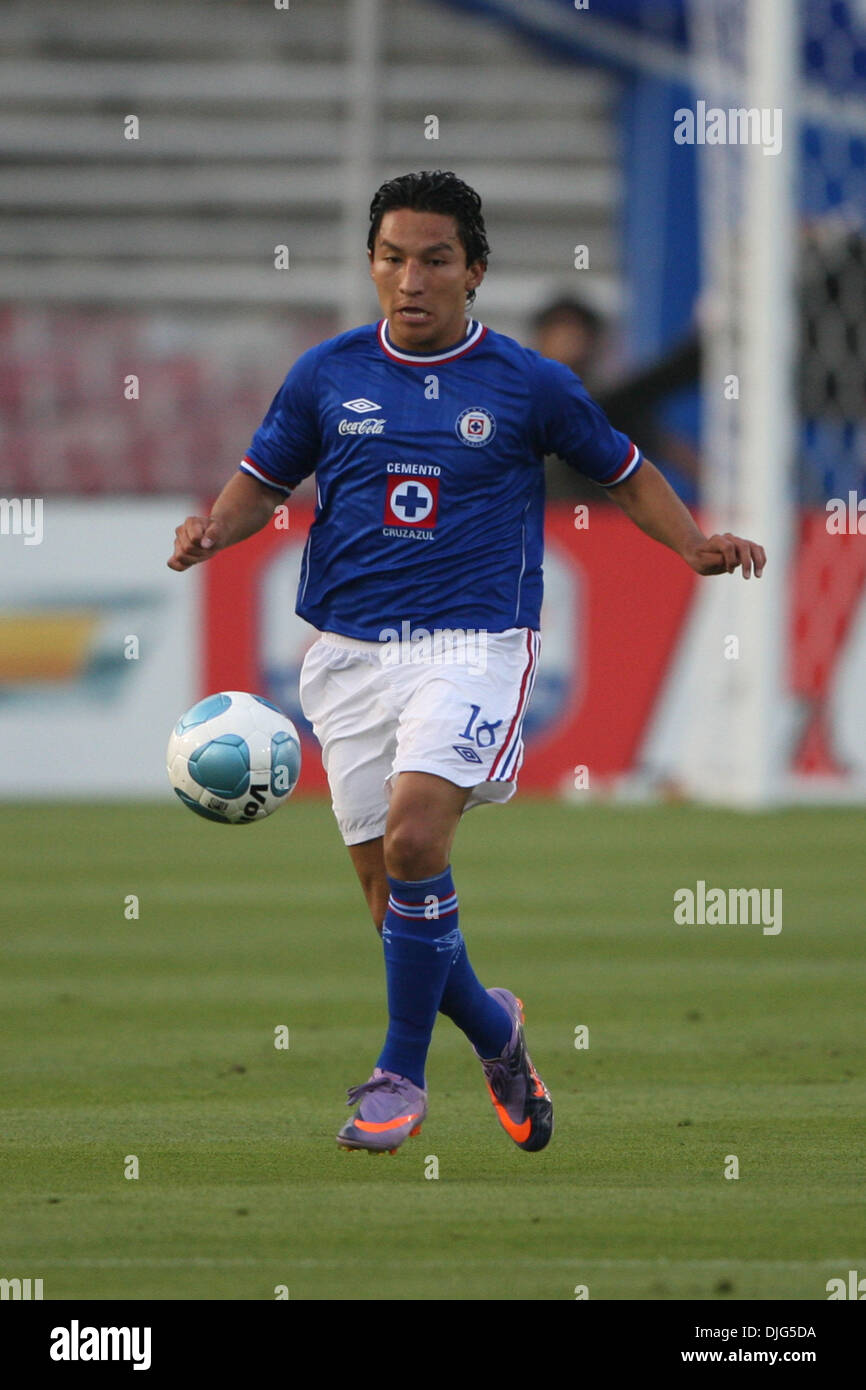 Cruz Azul mediocampista César Villaluz bota el balón en el campo, durante  un partido amistoso en el Rose Bowl de Pasadena, California. (Crédito de la  Imagen: © Tony Leon/Global/ZUMApress.com) Southcreek Fotografía de