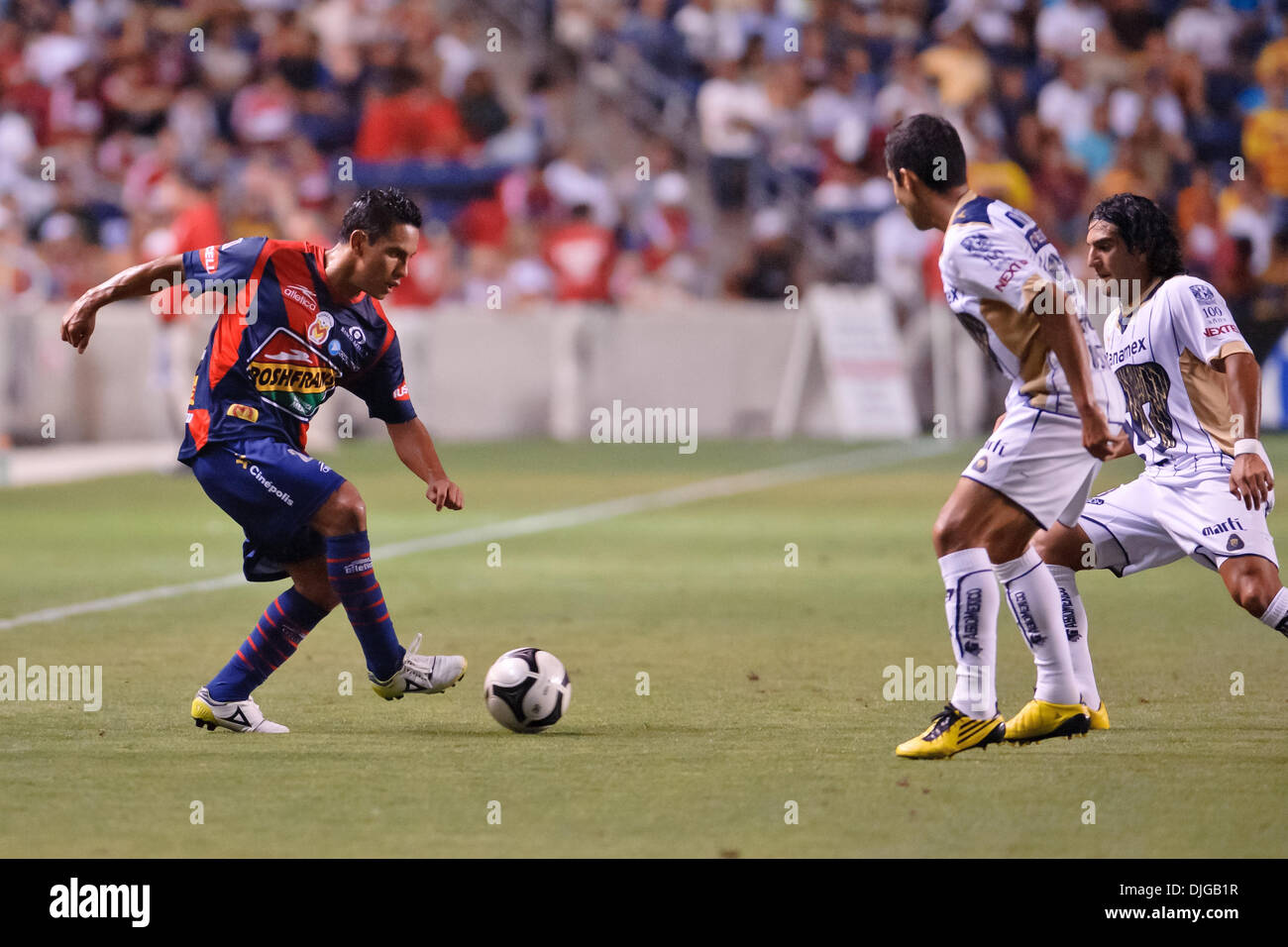 Julio 17, 2010 - Bridgeview, Illinois, Estados Unidos de América - 17 de  julio10: defensor de Morelia José Cruzalta intenta superar los Pumas  jugadores durante el grupo B en la SuperLiga partido