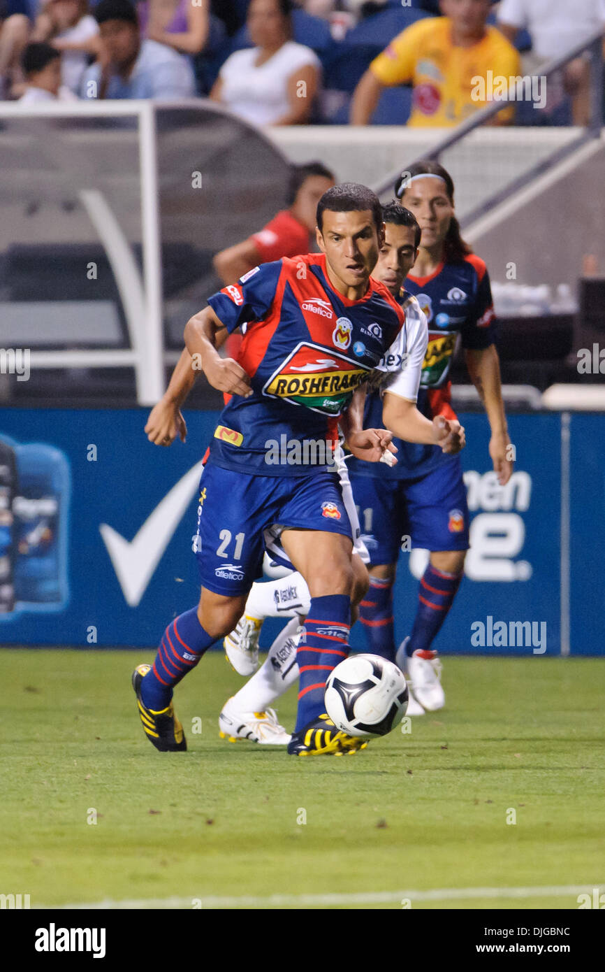 17 de julio10: Monarcas Morelia el centrocampista Jaime Lozano pasa el balón el B la SuperLiga partido entre Monarcas Morelia y Pumas UNAM en el Toyota Bridgeview, Illinois.