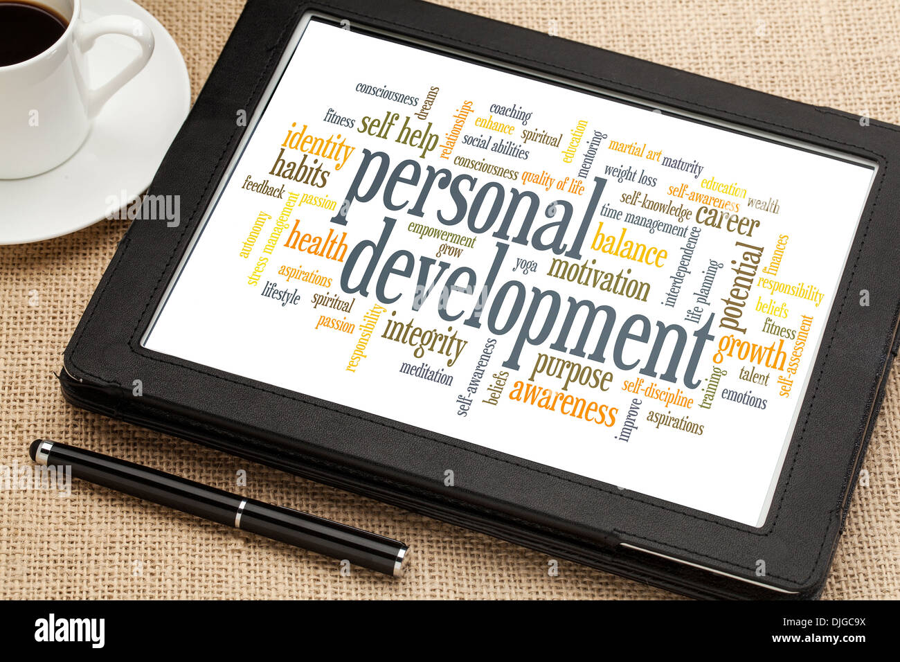Nube de etiquetas o palabras relacionadas con el desarrollo personal en una tableta digital Foto de stock