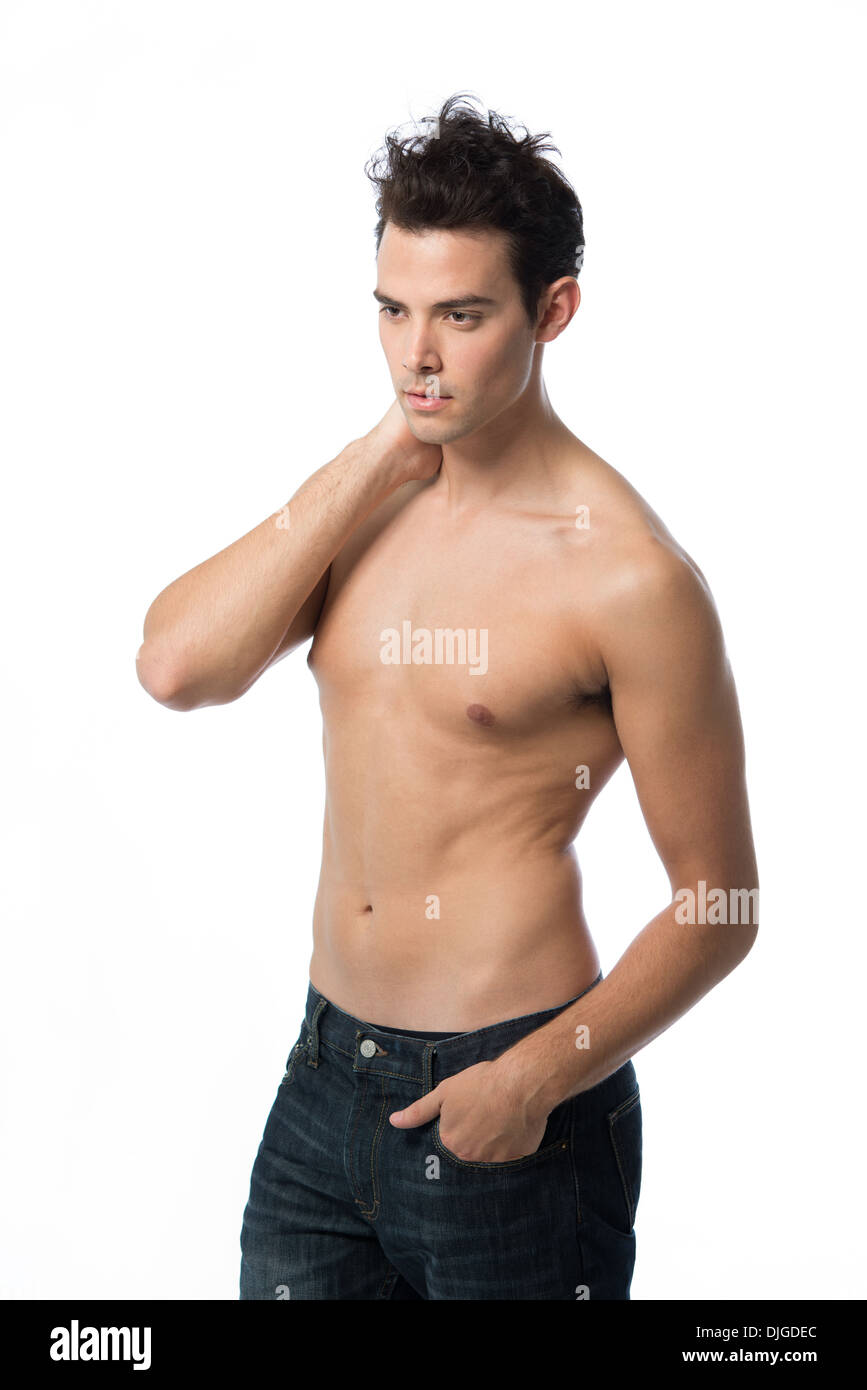 Hermoso cabello oscuro hombre sexy, modelo masculino, posando desnudas  chested en blue jeans buscando que fuera seguro, de moda y de buena  apariencia Fotografía de stock - Alamy