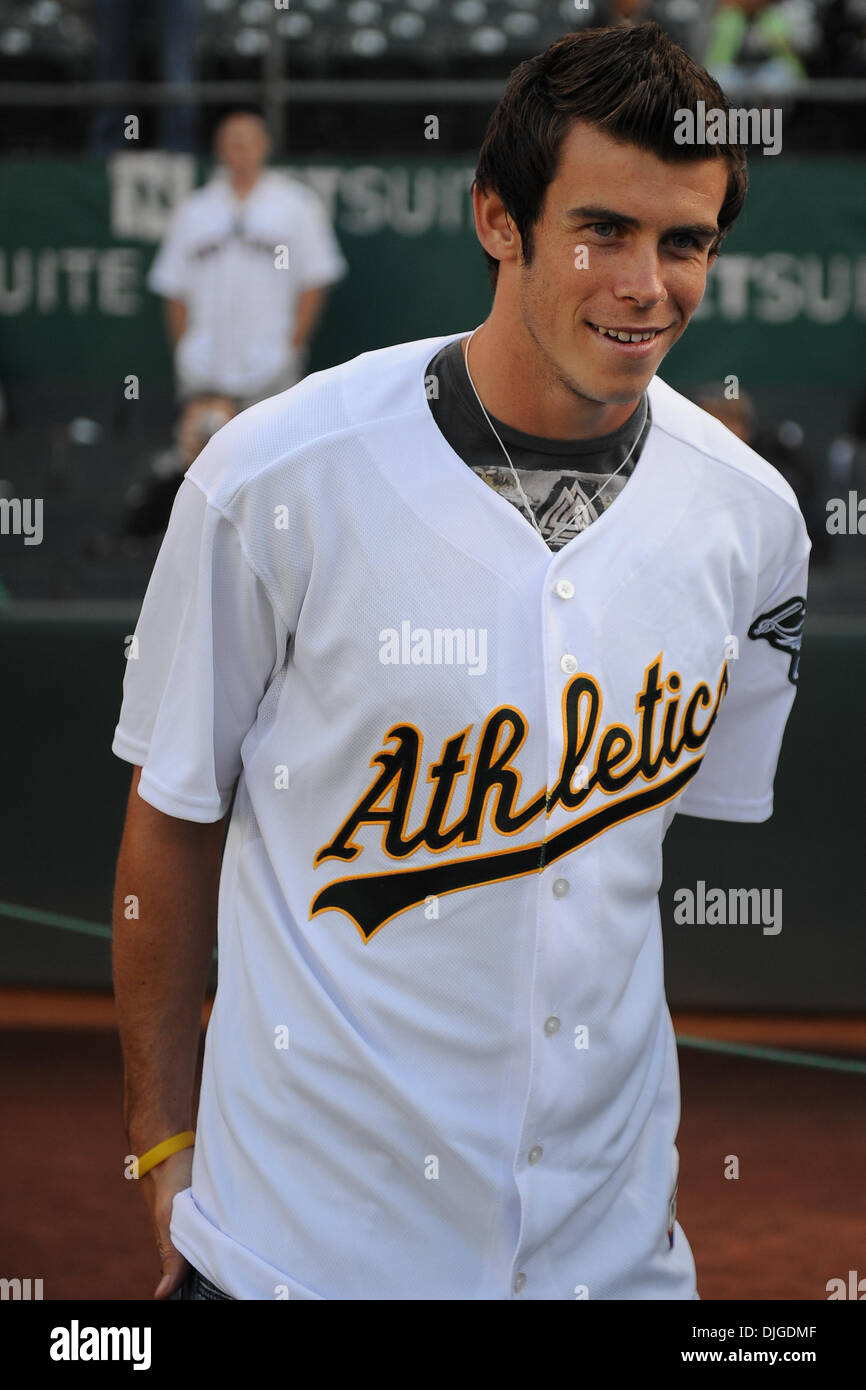 Julio 19, 2010 - Oakland, California, Estados Unidos de América - 19 de  julio de 2010: Tottenham Hotspur D Gareth Bale posa con una camiseta de  Atletismo antes del juego MLB entre