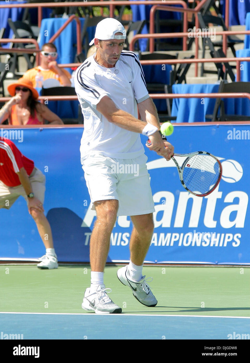 Julio 19, 2010 - Johns Creek, Georgia, Estados Unidos de América - 19 de julio: Día 1 Campeonatos de Tenis de Atlanta. Benjamin Becker de Alemania devuelve el balón a Michael Russel de los EE.UU. el día 1 de los campeonatos de tenis de Atlanta en Atlanta, Georgia. Crédito obligatorio: Aaron Gilbert / Global Southcreek (Crédito Imagen: © Southcreek Global/ZUMApress.com) Foto de stock