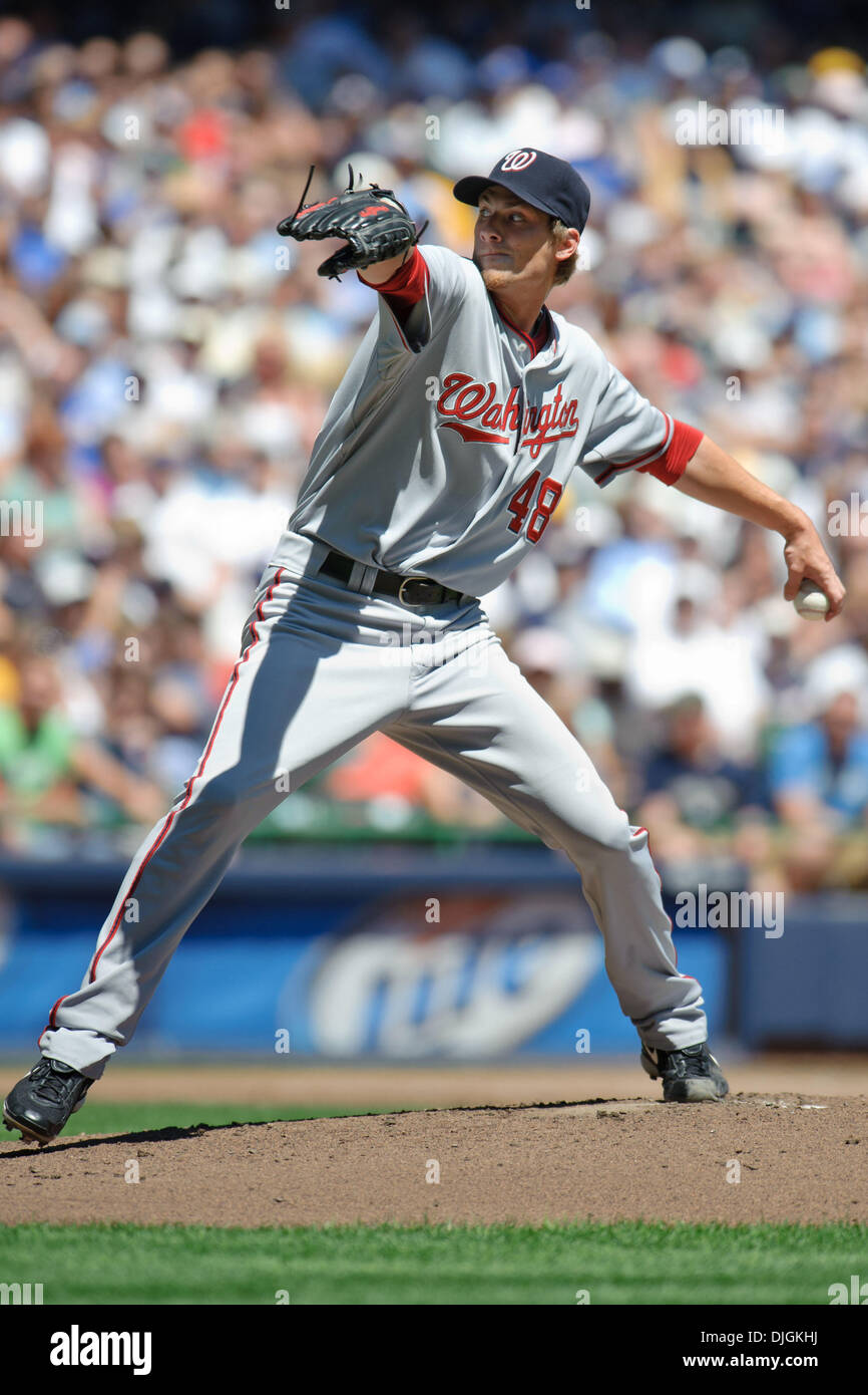 Julio 25, 2010 - Milwaukee, Wisconsin, Estados Unidos de América - 25 Julio 2010: Washington Nationals lanzador abridor Ross Detwiler (48) arroja durante el primer inning del juego entre los Cerveceros de Milwaukee y los nacionales de Washington en el Parque Miller en Milwaukee, Wisconsin. Los cerveceros derrotaron a los nacionales 8-3 para barrer los tres juegos de la serie. Crédito obligatorio: John Rowland / Sou Foto de stock