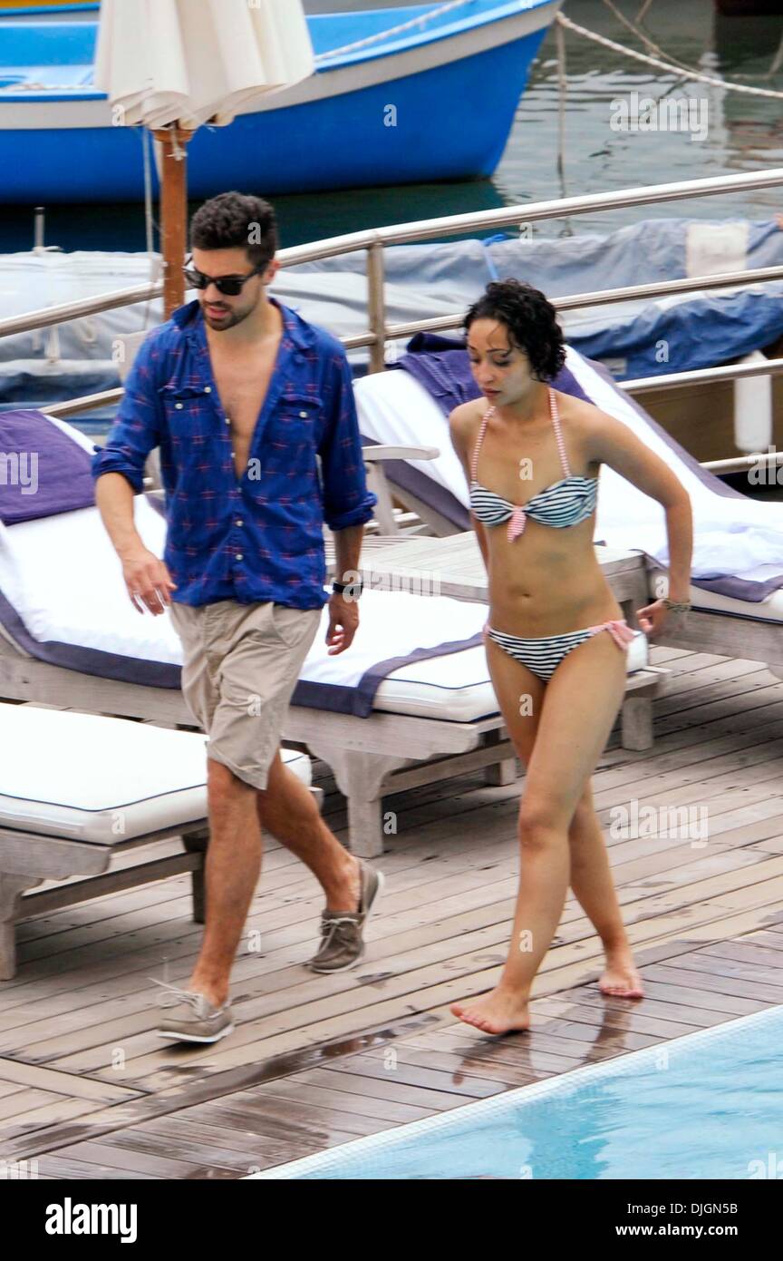 Dominic Cooper y su novia Ruth Negga disfrutar de unas vacaciones junto a  la piscina del hotel della Regina Isabella Ischia, Italia - 12.07.12  Fotografía de stock - Alamy