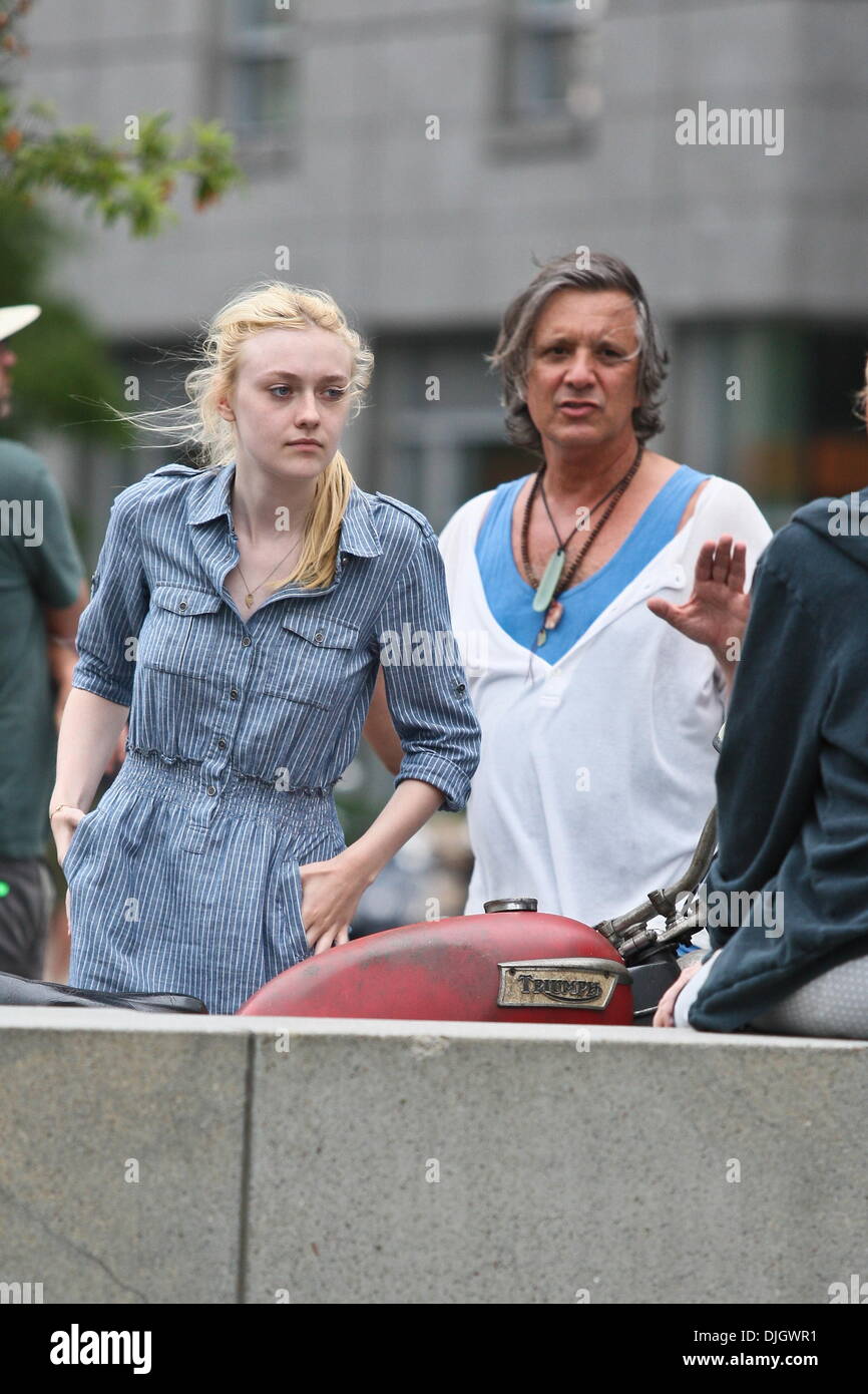 Dakota Fanning en el set de su nueva película "muy bien chicas' en Battery  Park City, Manhattan. La Ciudad de Nueva York, EE.UU. - 19.07.12 Fotografía  de stock - Alamy