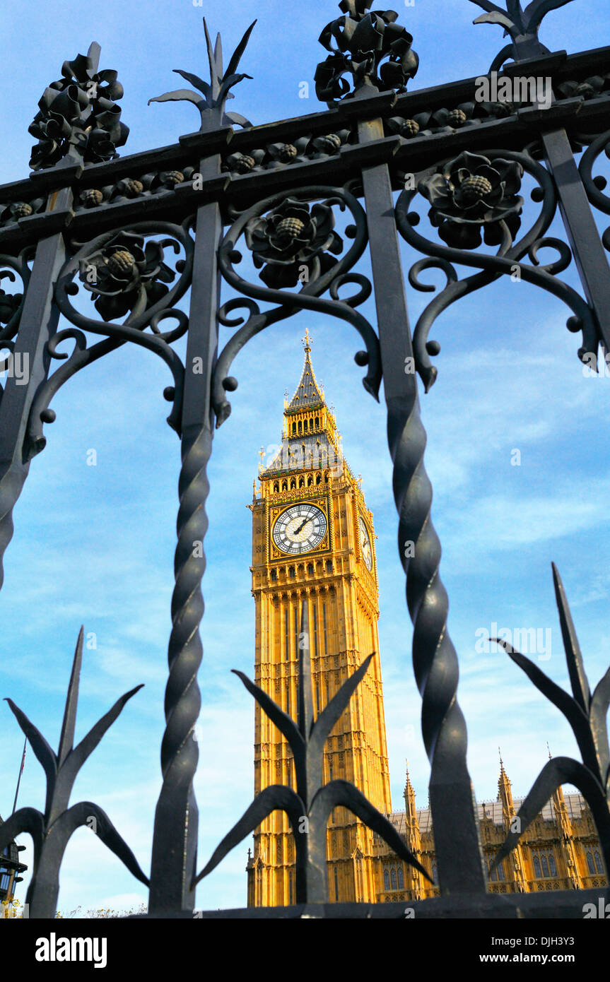 El Big Ben y las Casas del Parlamento visto mediante barandillas ornamentados, Parliament Square, Westminster, Londres, Inglaterra, Reino Unido. Foto de stock