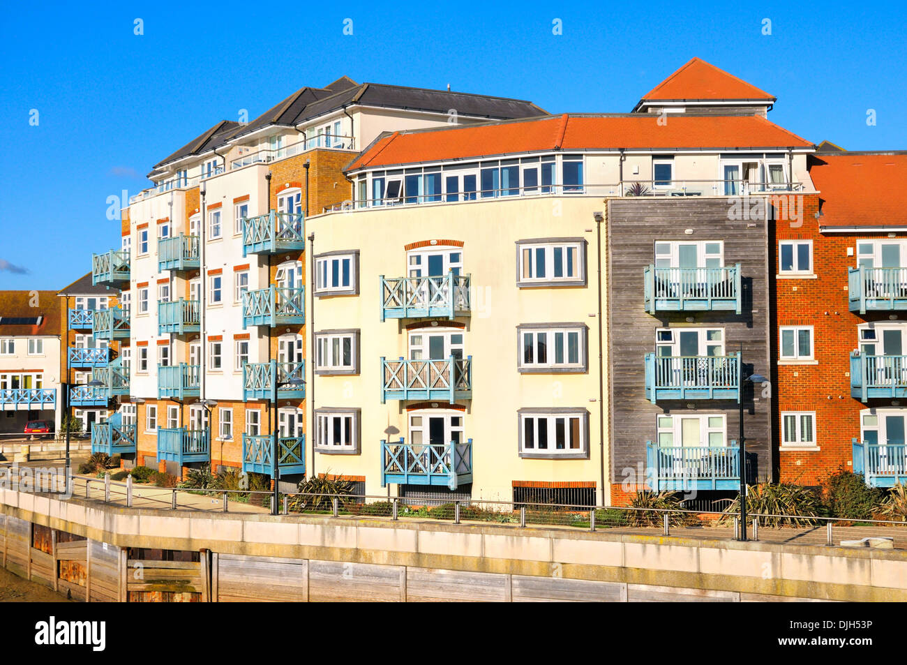 Apartamentos modernos en el desarrollo de vivienda, Ropetackle Shoreham por mar, West Sussex, Inglaterra, Reino Unido. Foto de stock