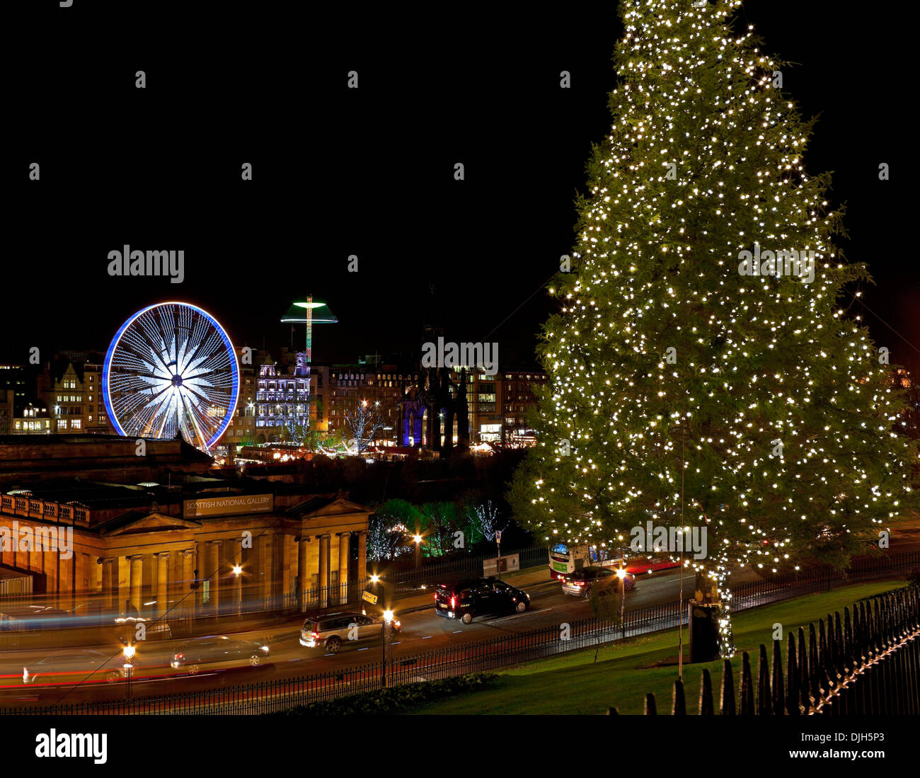 Árbol de Navidad en el montículo de Edimburgo Scotland Reino Unido Foto de stock