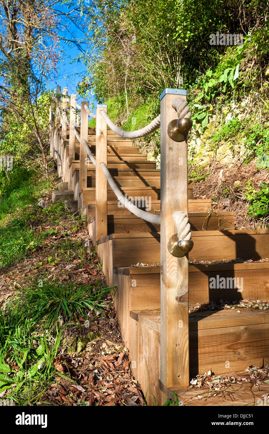 Medidas exteriores de madera que conduce a casa por encima de la carretera  - Francia Fotografía de stock - Alamy