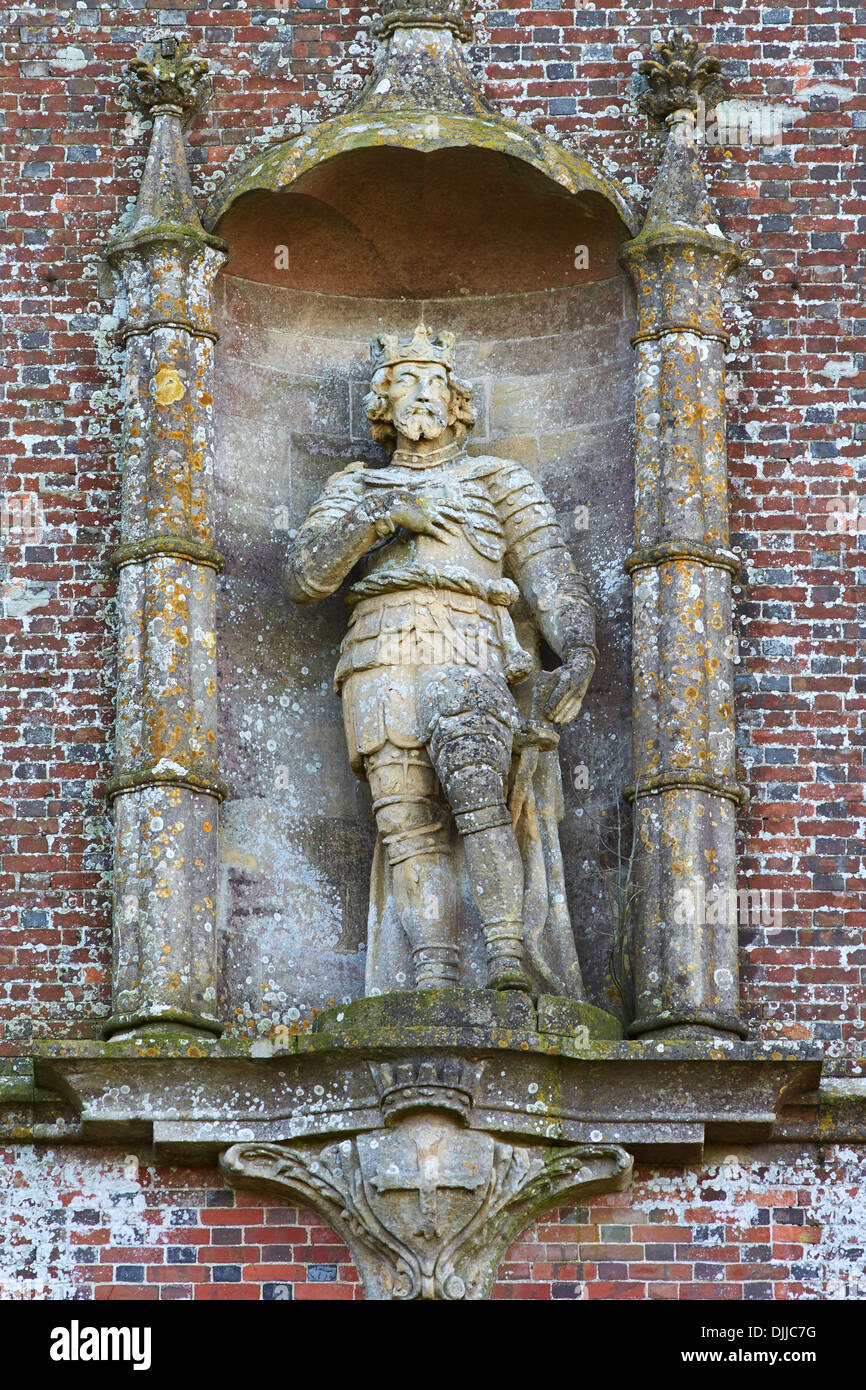 Estatua del rey Alfredo el Grande en lo alto de la paredes de Alfred's Tower en el Somerset