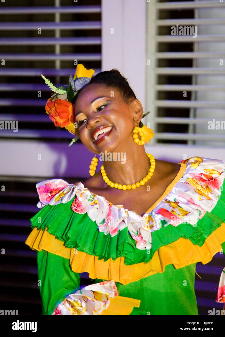 Colorido bailarín en una fiesta en la ciudad de Cartagena de Indias, Colombia Foto de stock