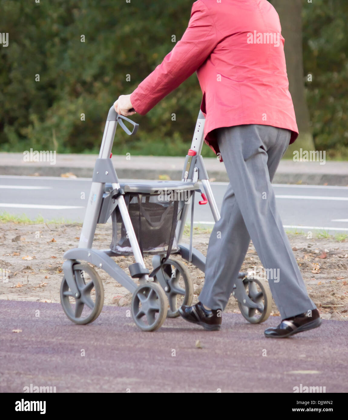 Persona de edad con walker Foto de stock