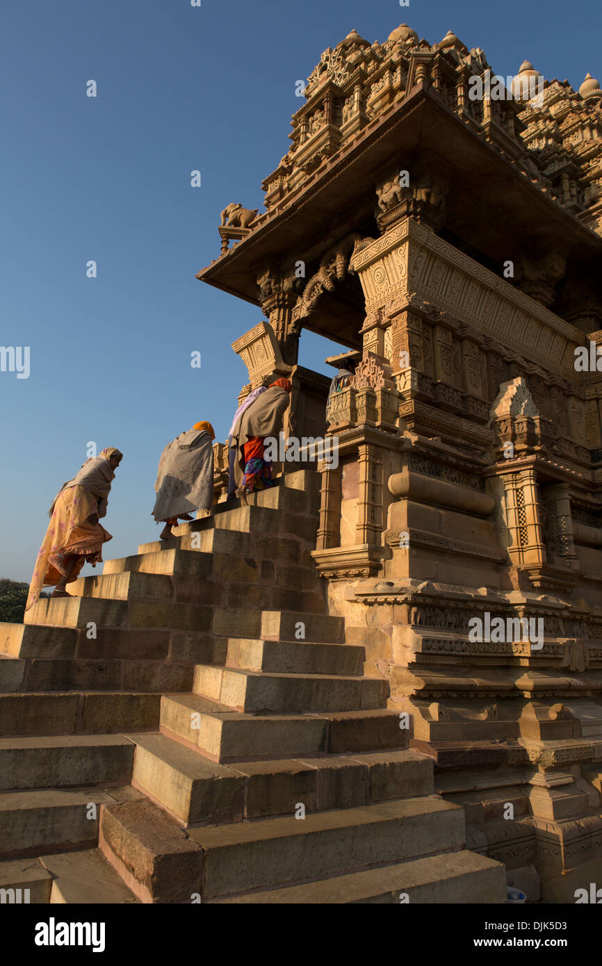 Un grupo de mujeres sube las escaleras para orar en el Templo Kandariya Mahadev. Es el más espectacular de todos los templos. Foto de stock