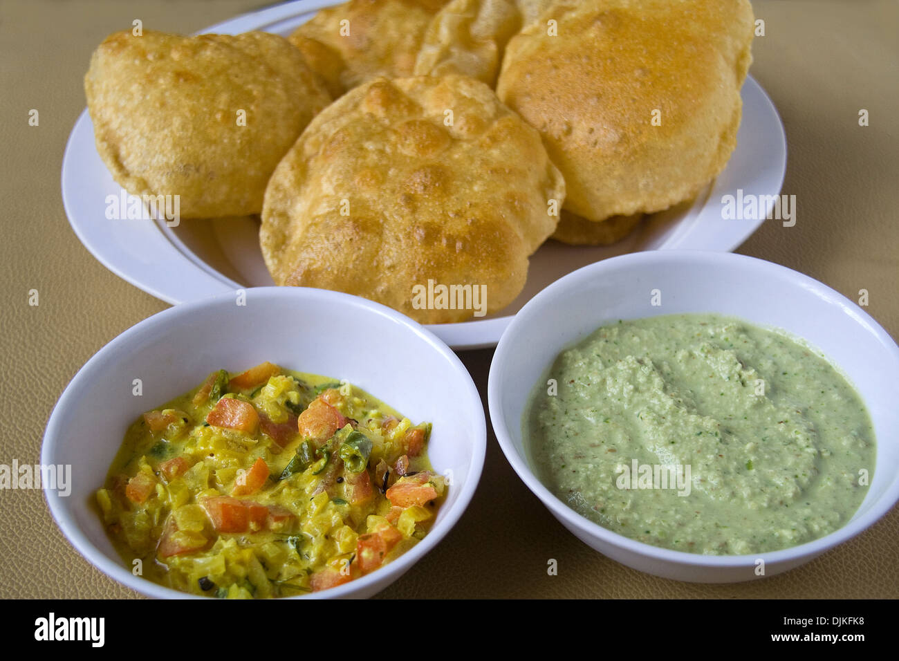 Plato de delicioso puré crujiente con sabrosos platos de curry y chutney picante Foto de stock