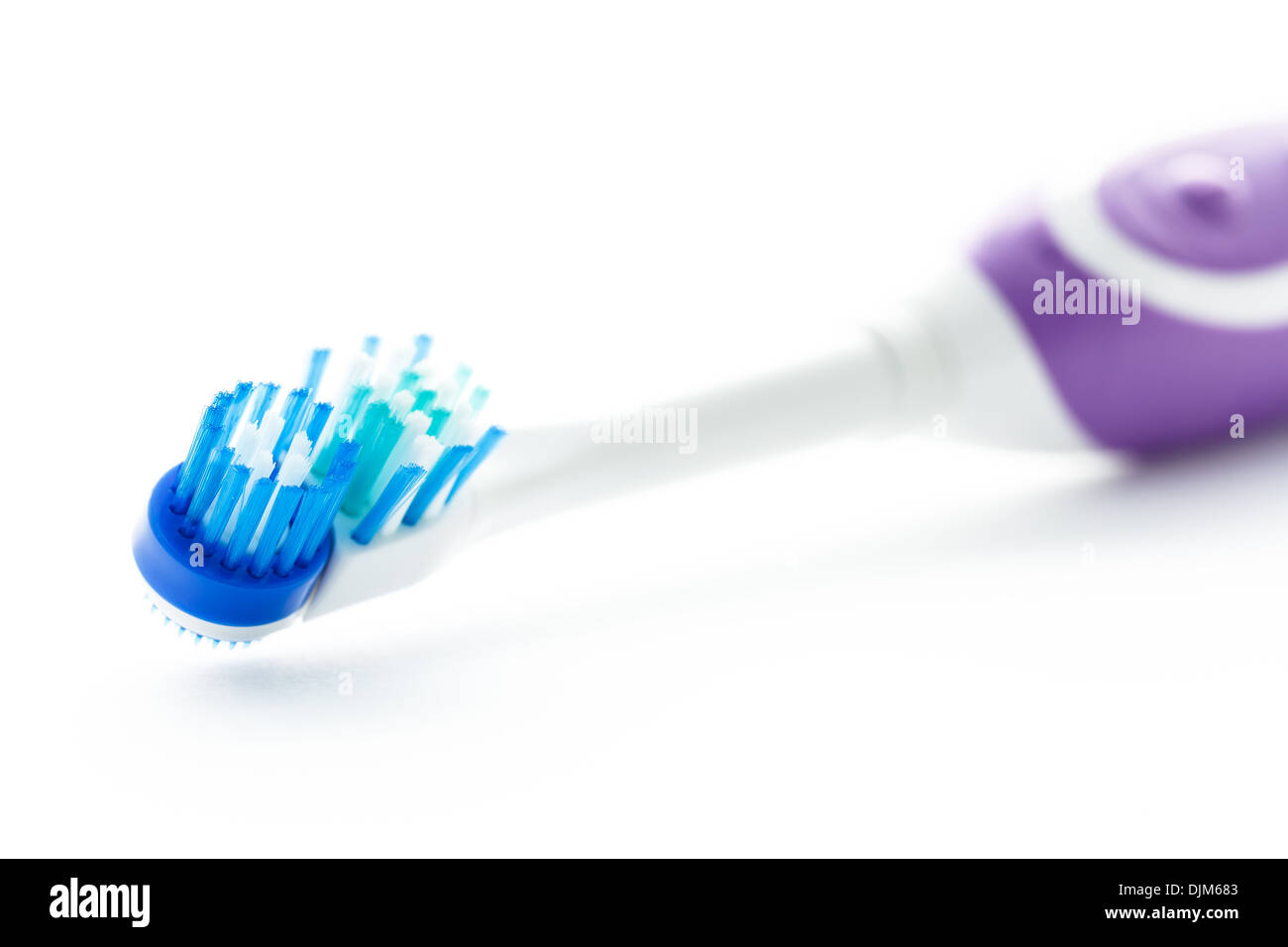 Nuevo cepillo de dientes eléctrico sobre un soporte de carga sobre un fondo  azul. representación 3d