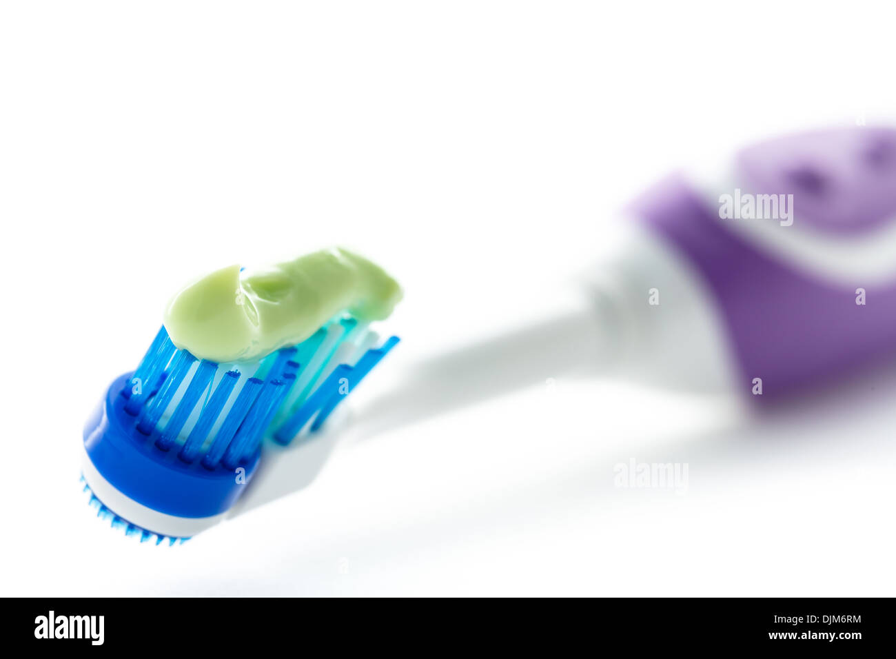 Cepillo dental eléctrico con pasta dentífrica aislado sobre fondo blanco. Foto de stock