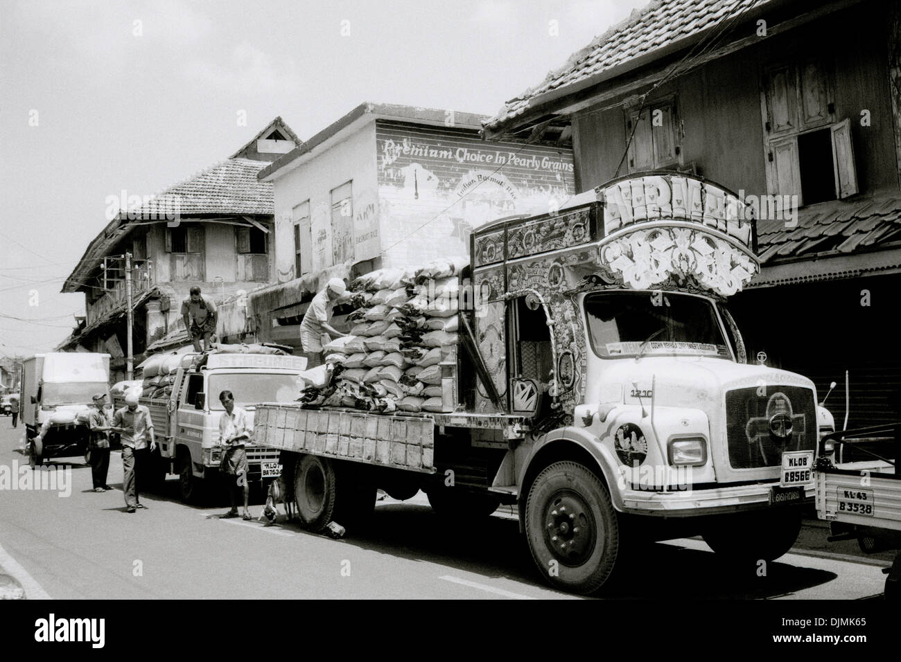 Viajar fotografía documental - Escena en la calle de la especia del negocio en Mattancherry en Kochi Cochin en Kerala en la India, el sur de Asia. La gente reportajes Foto de stock