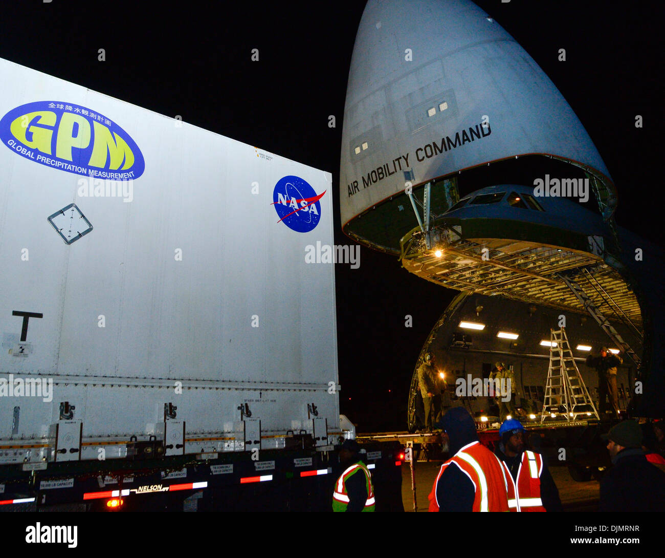 Un satélite de Medición de Precipitaciones Globales está cuidadosamente cargado en un C-5M Super Galaxia Noviembre 20, 2013, en base conjunta Andrews, Foto de stock