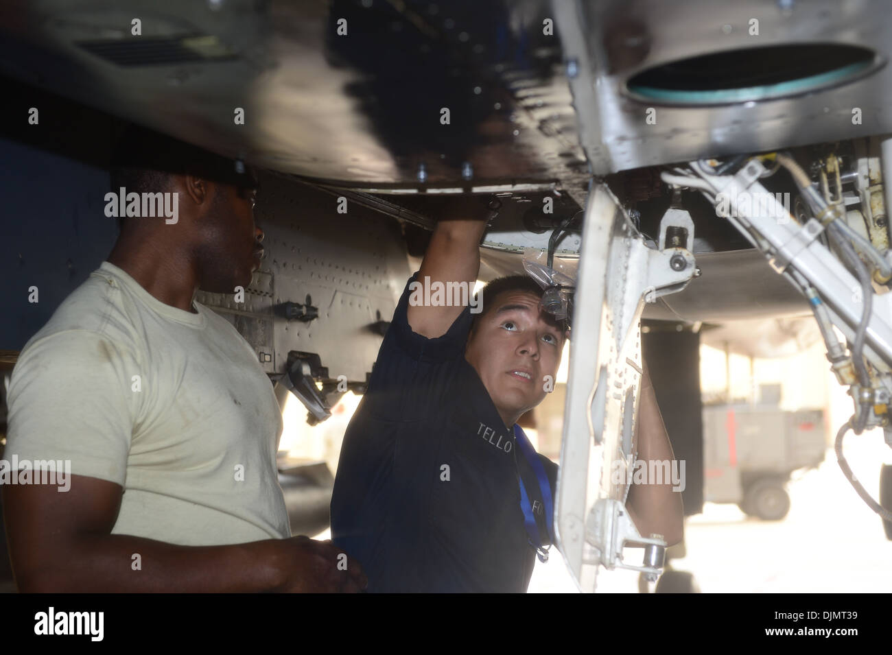 Los altos aviadores Ivan Tello (centro) y Johnny Brown, 48º Escuadrón de Mantenimiento de Aeronaves, jefes de la tripulación realizar mantenimiento procedimientos Foto de stock