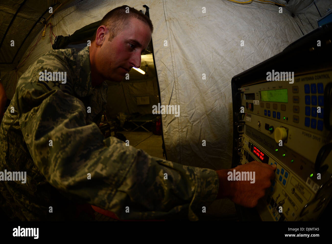 El Sargento. Dustin Sneed, 1er combate escuadrón de comunicaciones técnico de sistemas de transmisión, realiza una comprobación de borne de sistemas p Foto de stock