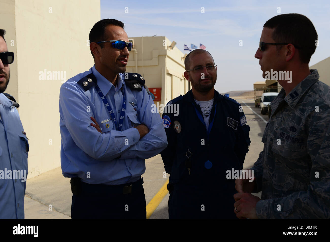 El Capitán James Antone, 48º Escuadrón de Mantenimiento de Aeronaves de comandante del destacamento conversaciones con el Teniente Coronel de la Fuerza Aérea Israelí Uri Maman, chi Foto de stock