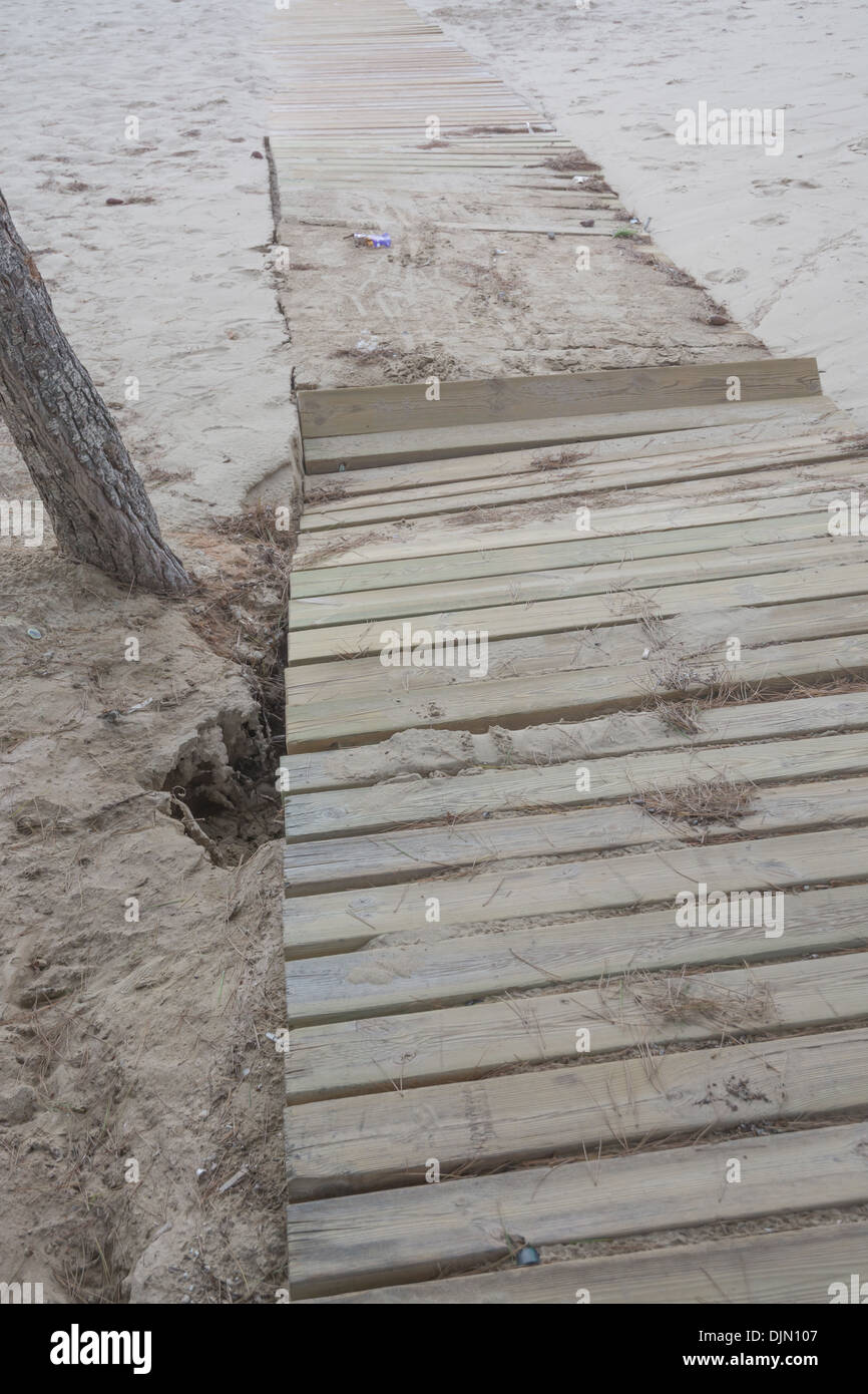 La erosión de las playas después de la gran tormenta en Octubre 29, 2013 en Camp de Mar, Mallorca. Foto de stock
