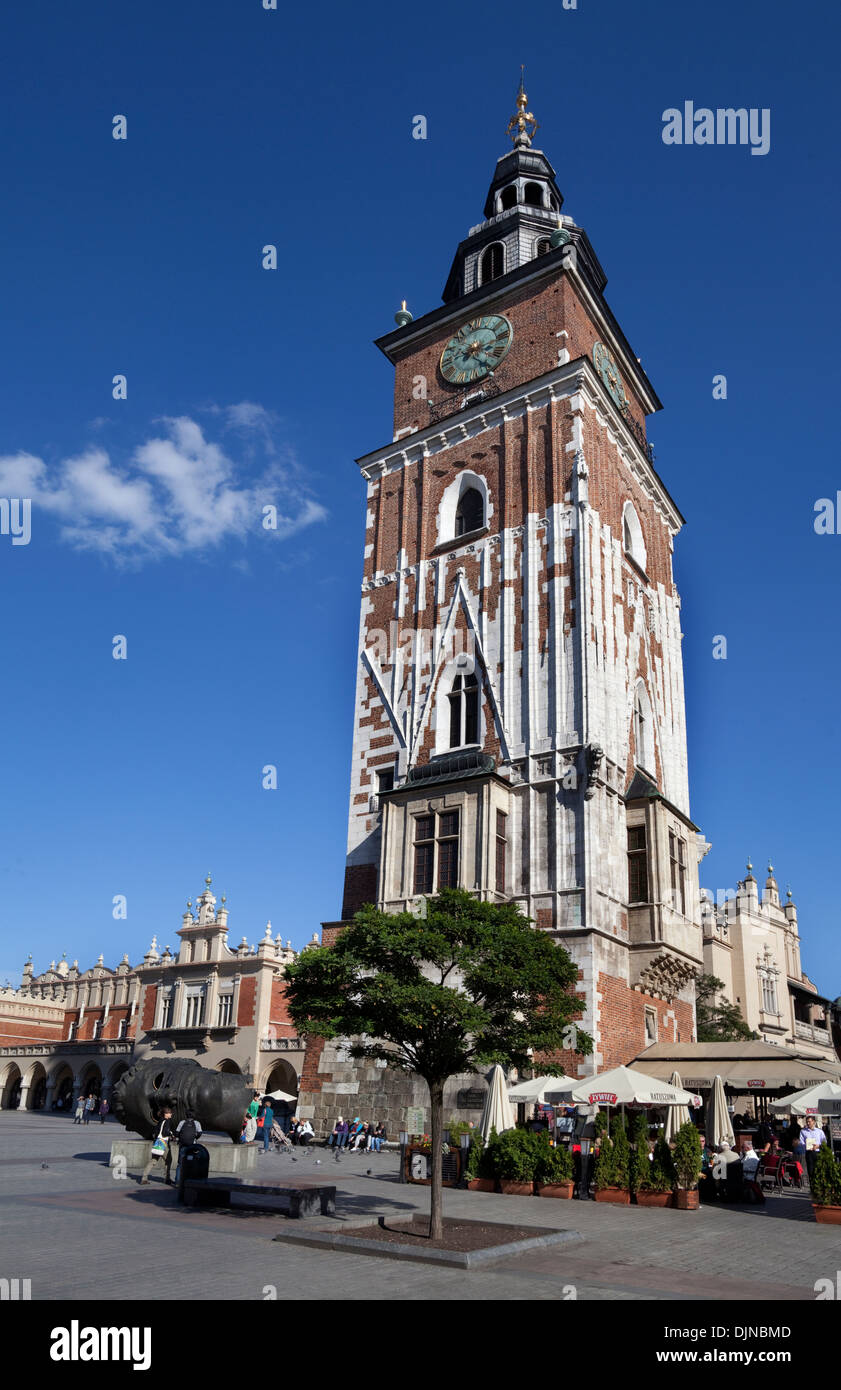 Wieza Ratuszowa, la torre del ayuntamiento del siglo XIII, Rynek Glowny la principal plaza del mercado, el casco antiguo de Cracovia, Polonia Foto de stock
