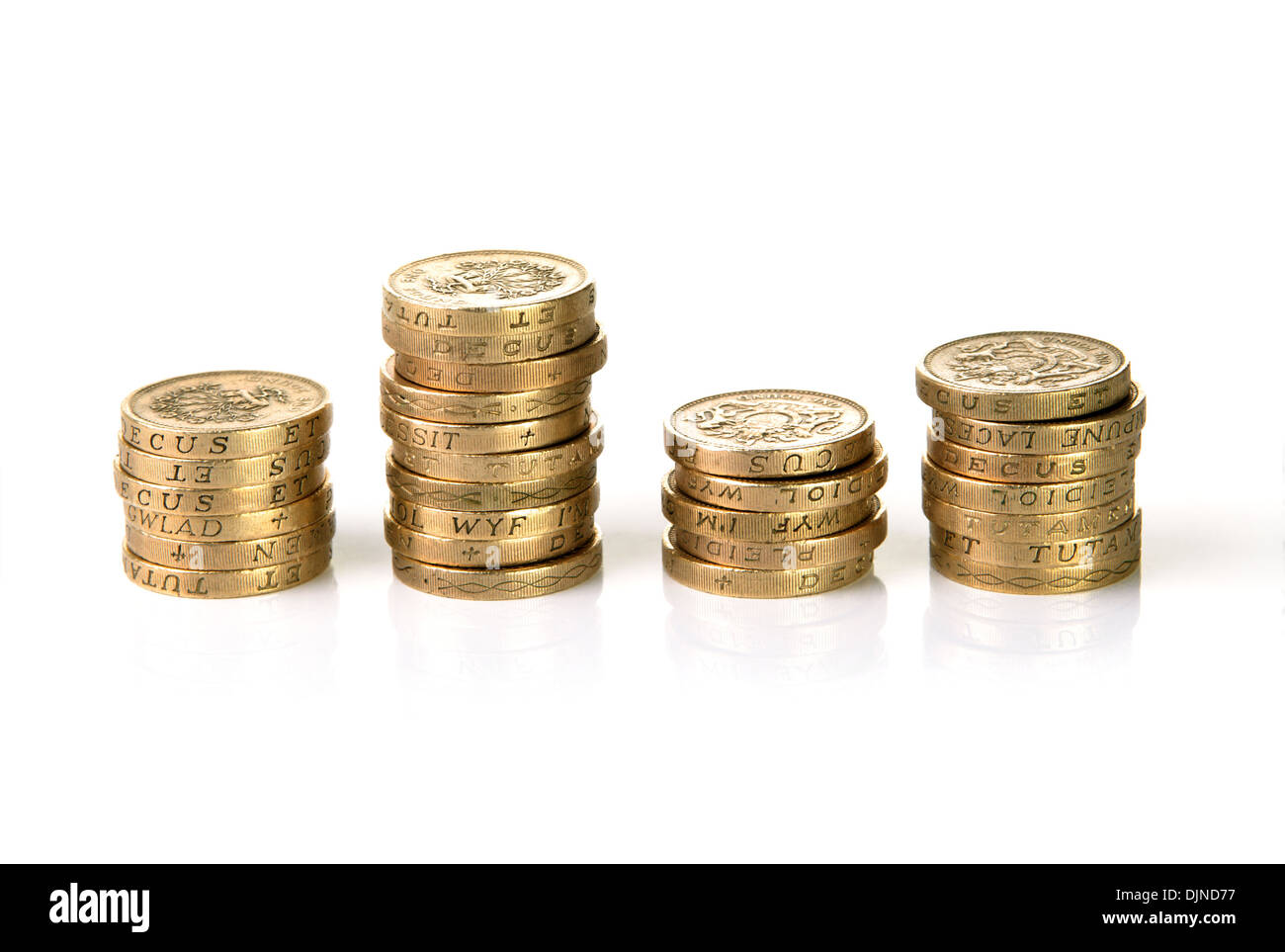 Pila de British Pound monedas sobre un fondo blanco. Foto de stock
