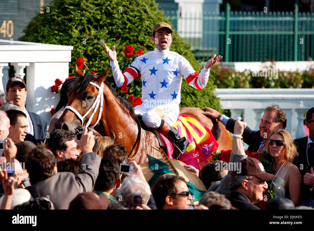 Jinete Kent Desormeaux reaccionó a la muchedumbre en el Círculo de ganadores después de ganar el Kentucky Derby 134a bordo de Big Brown. Big Brown #20 con Kent Desormeaux hasta 134 ganó el Derby de Kentucky con ocho Belles #5 con Gabriel Saez fue segundo y Denis de Corcho #16 con Calvin Borel fue tercero en el 134º marcha del Kentucky Derby Sábado 3 de mayo de 2008, en el Churchill Downs, Loui Foto de stock