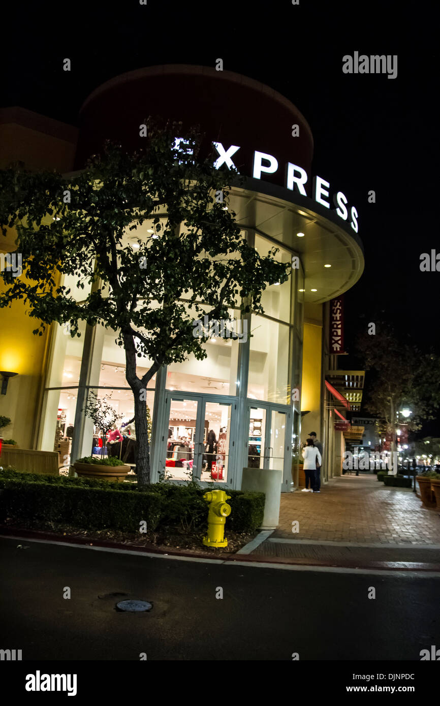 El Express Tienda De Ropa En Victoria Gardens Shopping Mall Al