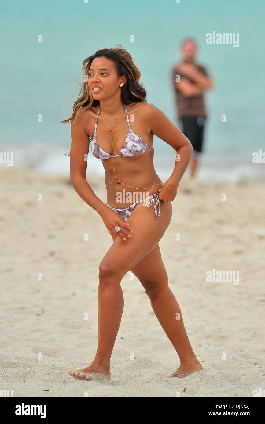 Angela Simmons vistos en la playa vistiendo un pequeño bikini. Miami,  Florida - 16.05.12 Fotografía de stock - Alamy