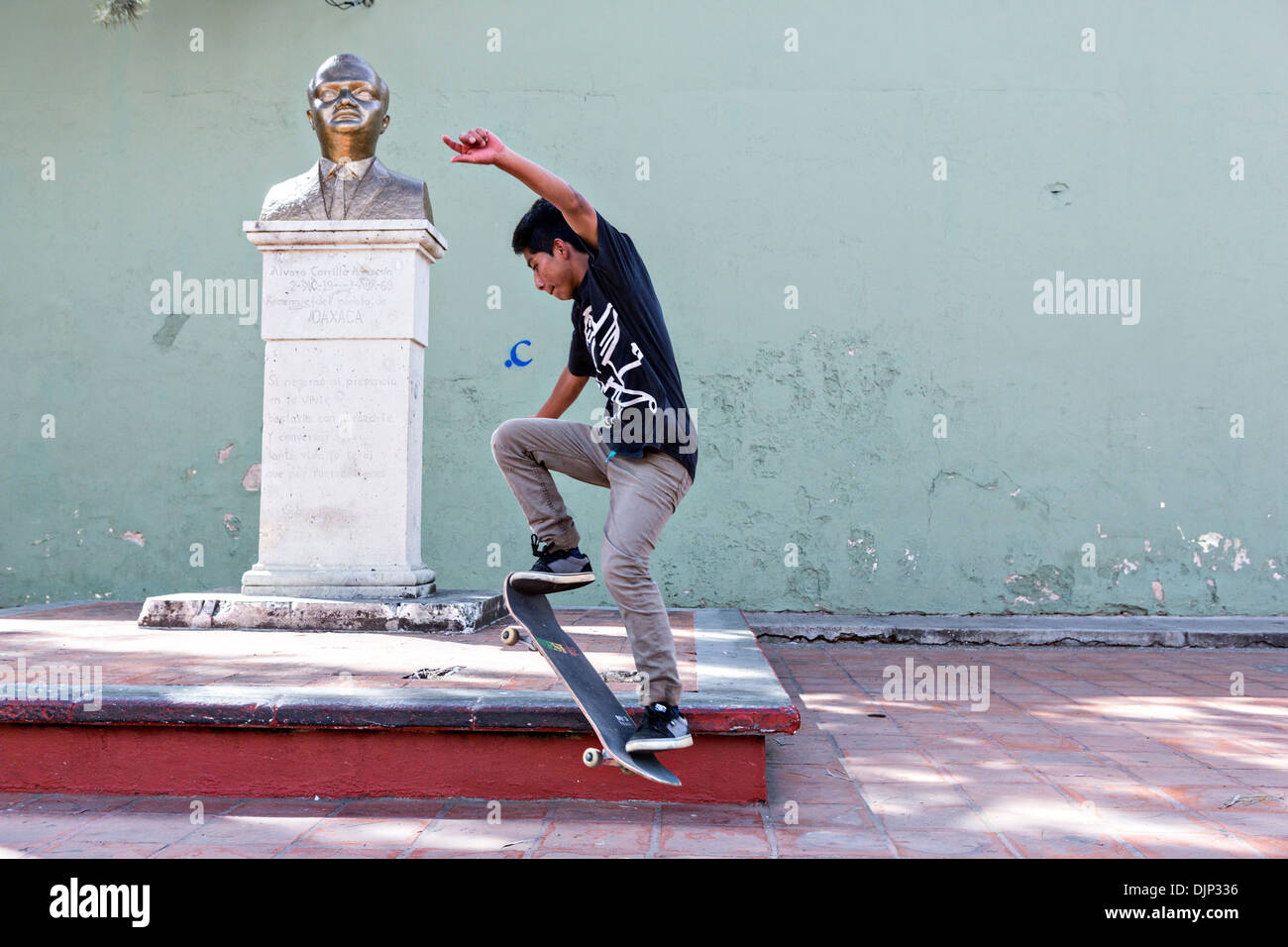 Un joven patinetas en un parque, en Oaxaca, México Fotografía de stock -  Alamy