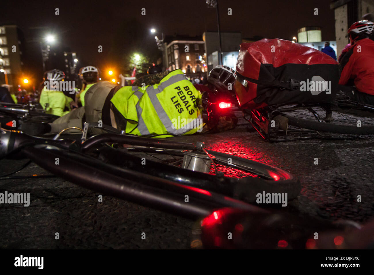 Londres, Reino Unido. El 29 de noviembre de 2013. El manifestante en el piso en un die-in fuera de Transporte de Londres, 29 de noviembre de 2013 Créditos: Zefrog/Alamy Live News Foto de stock