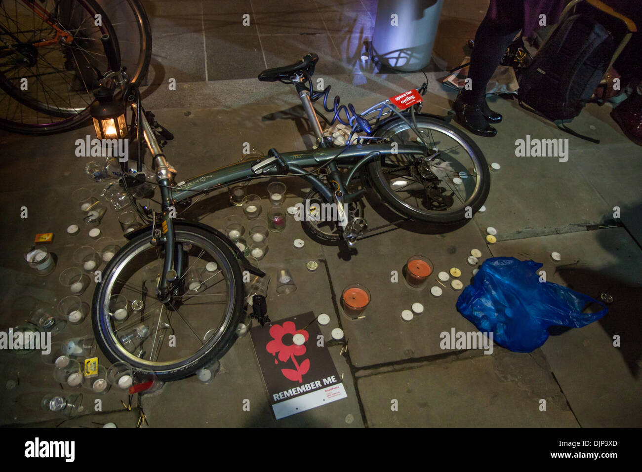 Londres, Reino Unido. El 29 de noviembre de 2013. bicicleta rodeado por velas apagado a morir fuera del Transporte de Londres, 29 de noviembre de 2013 Créditos: Zefrog/Alamy Live News Foto de stock
