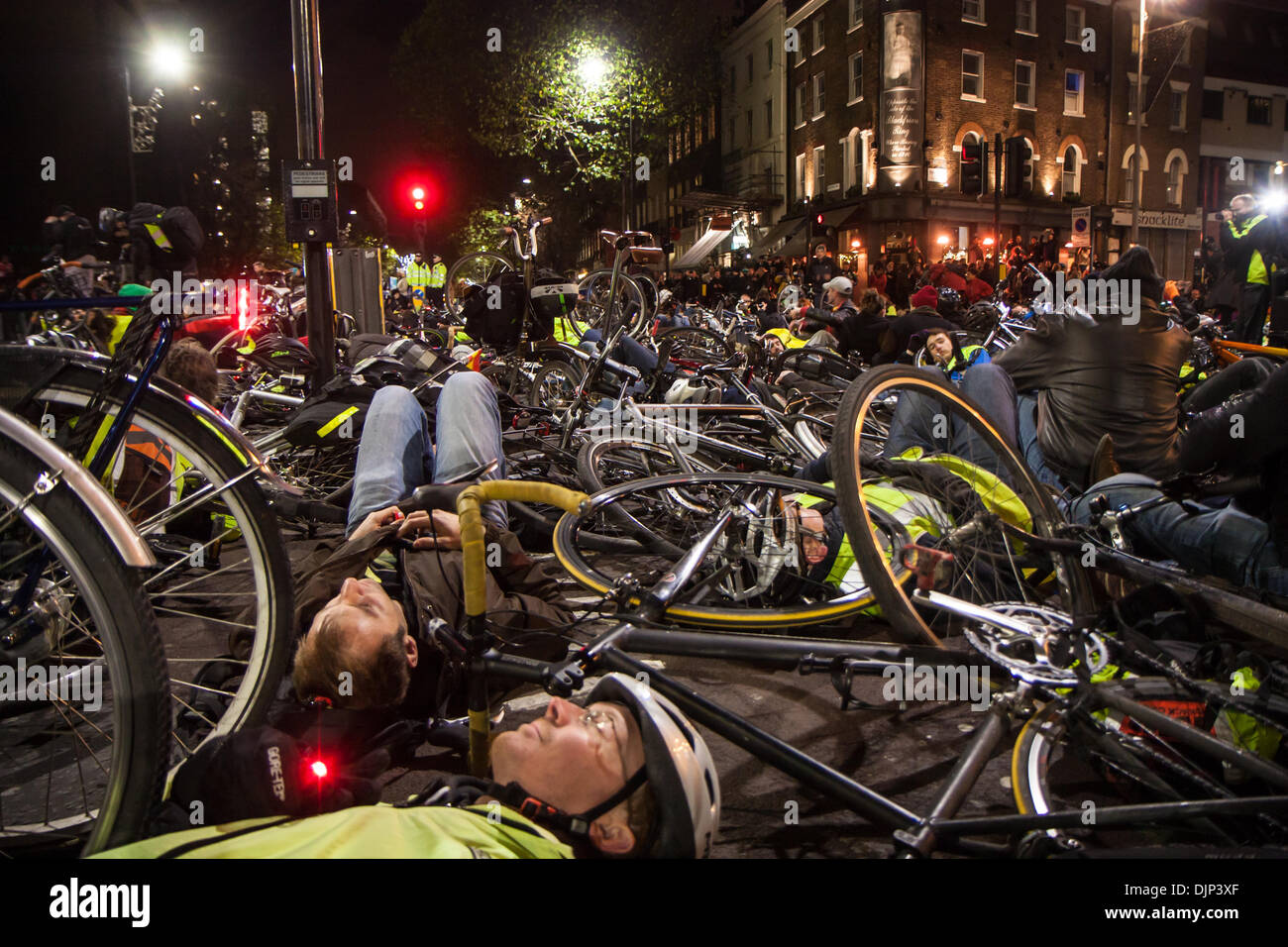 Londres, Reino Unido. El 29 de noviembre de 2013. Los manifestantes en un die-in fuera de Transporte de Londres, 29 de noviembre de 2013 Créditos: Zefrog/Alamy Live News Foto de stock