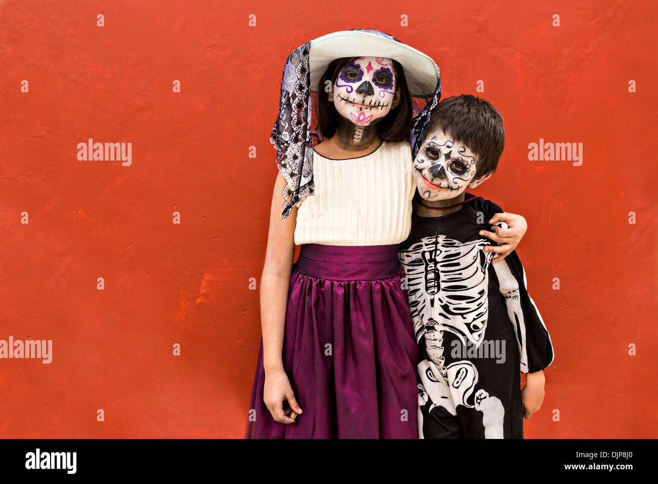 Un Joven Hermano Y Hermana Vestidos Como Esqueletos De Celebracion