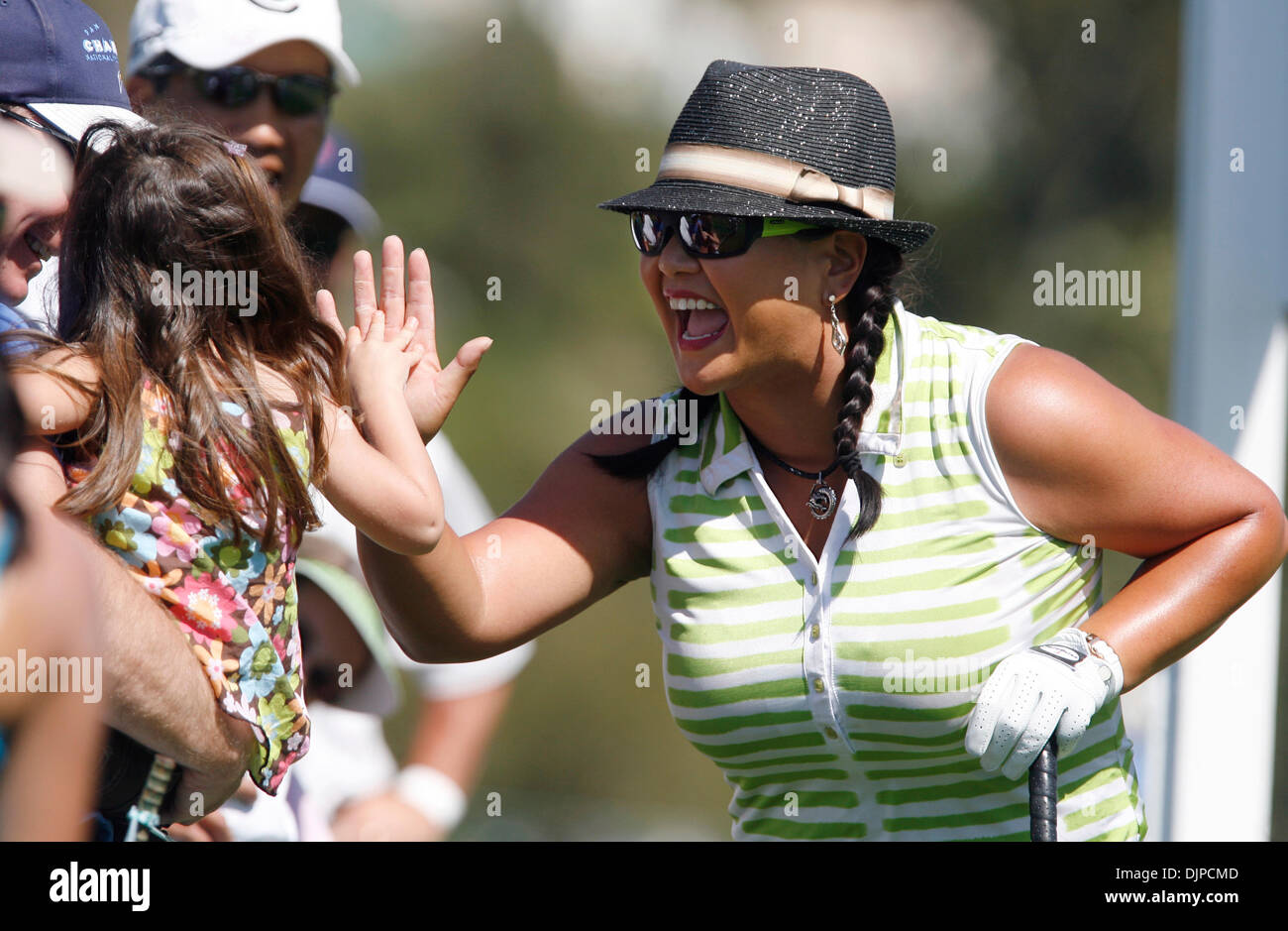 Marzo 28 2010 Christina Kim Altos Fives 3 Ano Viejo Taylor Splettstoesser Despues Kim Golpea Una Unidad Del 8t En El Kia Classic En La Costa Resort And Spa En Carlsbad Ca El
