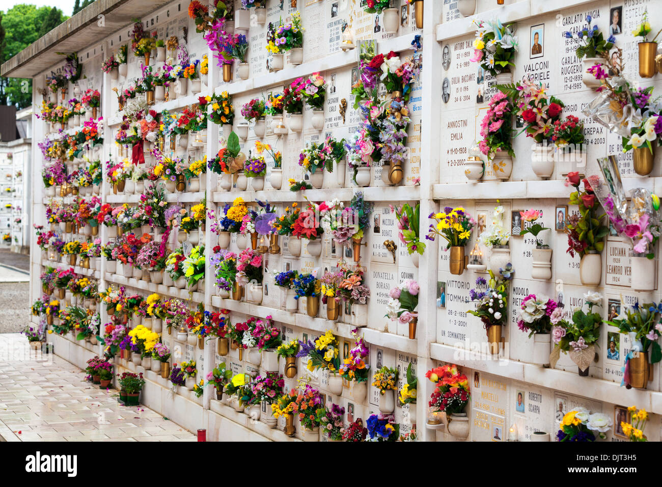 Muchas tumbas verticales en el cementerio de San Michele, en Venecia