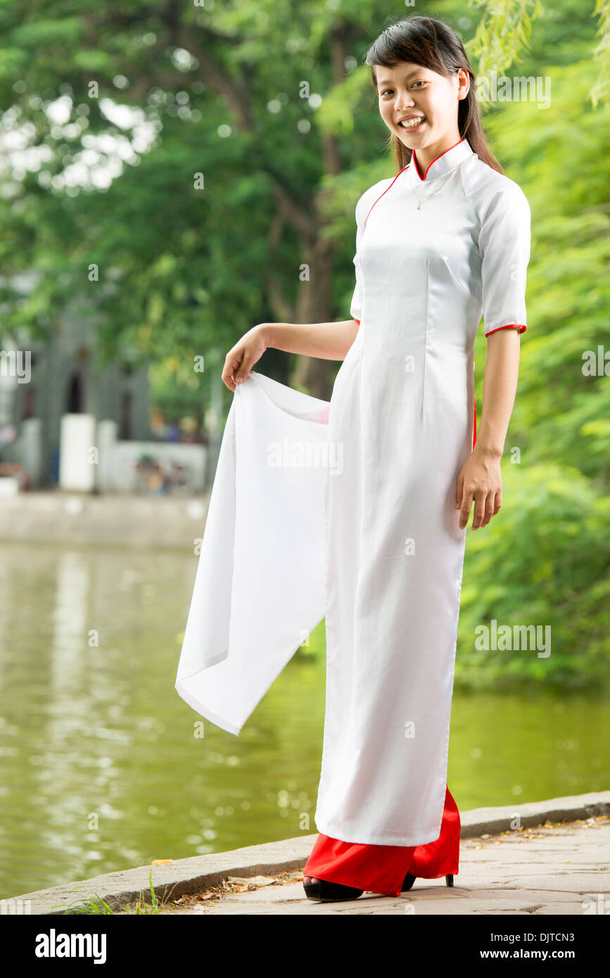 Vietnam paño traditioanl Ao Dai, modelo Puek Qua,20, Hanoi, Vietnam Foto de stock