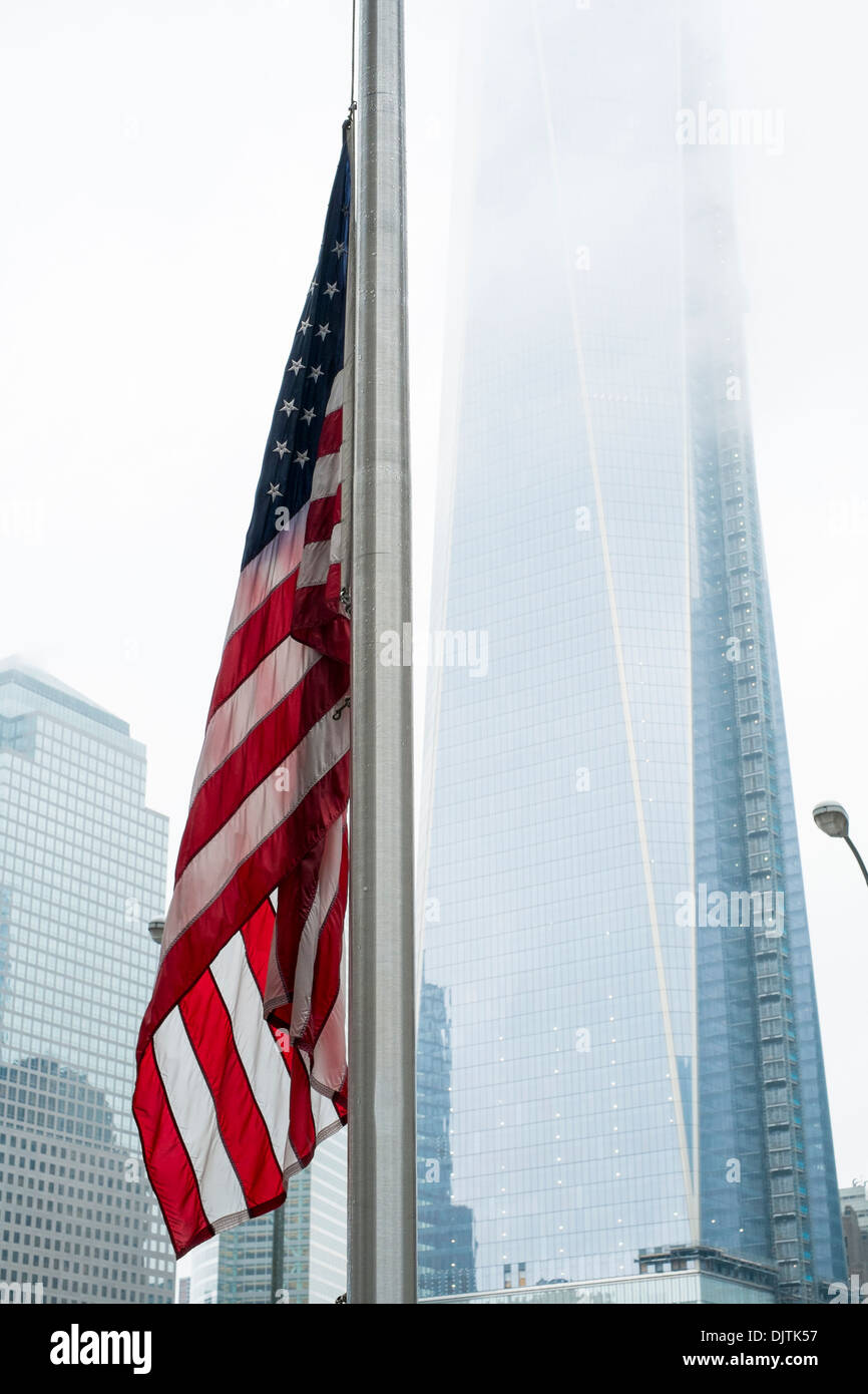 Nueva York, Estados Unidos - 22 de noviembre: bandera americana con el nuevo edificio del World Trade Center envuelto por nubes de baja altura. El 22 de noviembre, 2013 Foto de stock
