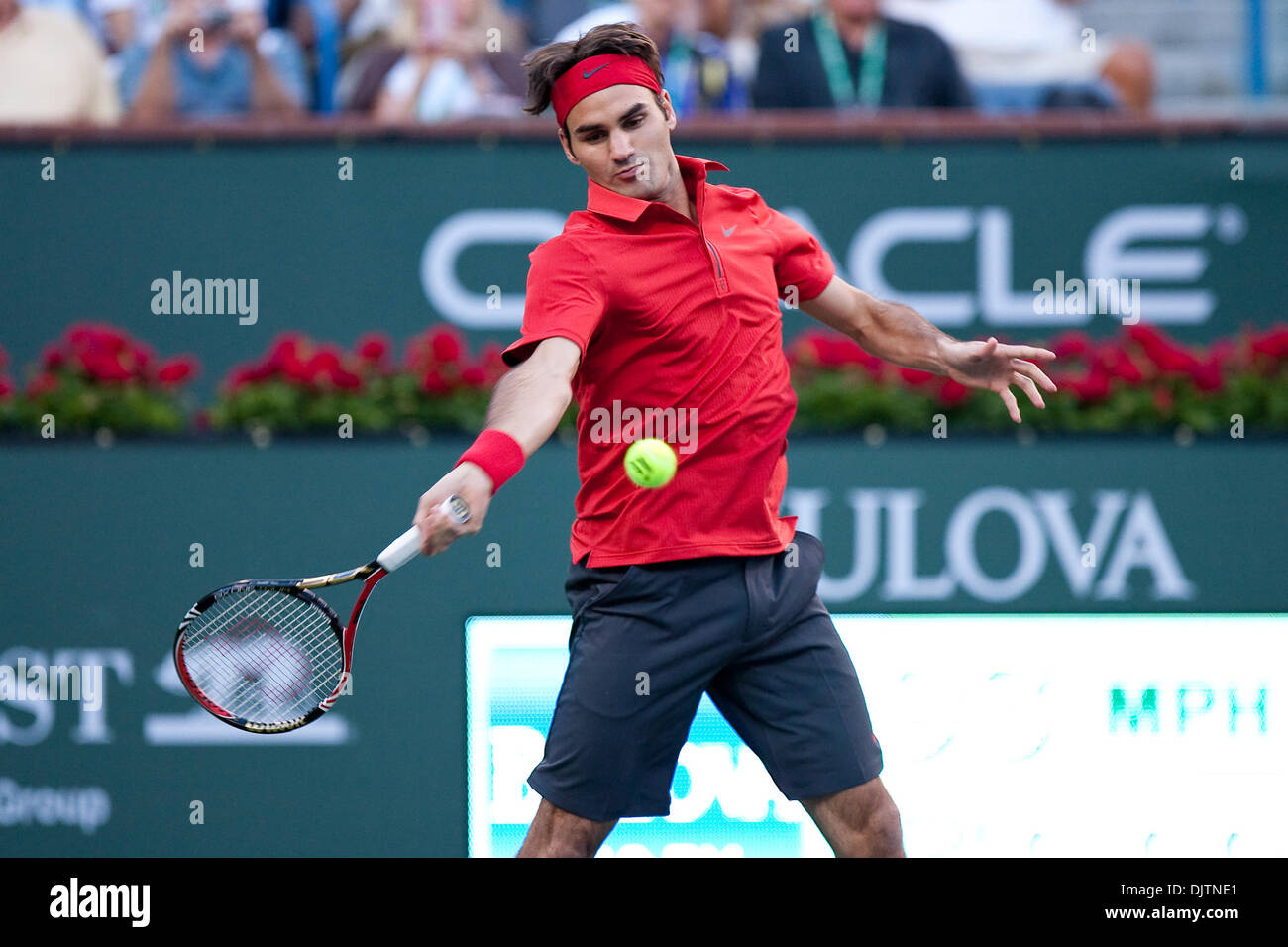 Roger Federer (SUI) camiseta roja vs Victor HANESCU (ROU) camisa azul en el  2010 BNP Paribas Open celebrado en el Indian Wells Tennis Garden en Indian  Wells, California. Federer (SUI) derrotó a