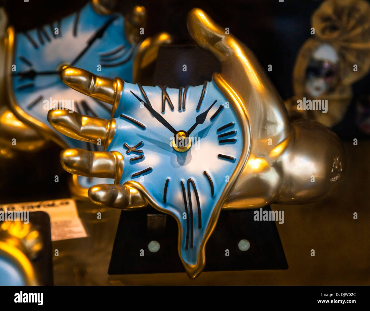Manos sosteniendo derritiendo relojes de oro con reminiscencias de Salvador Dalí es la persistencia de la memoria. Foto de stock