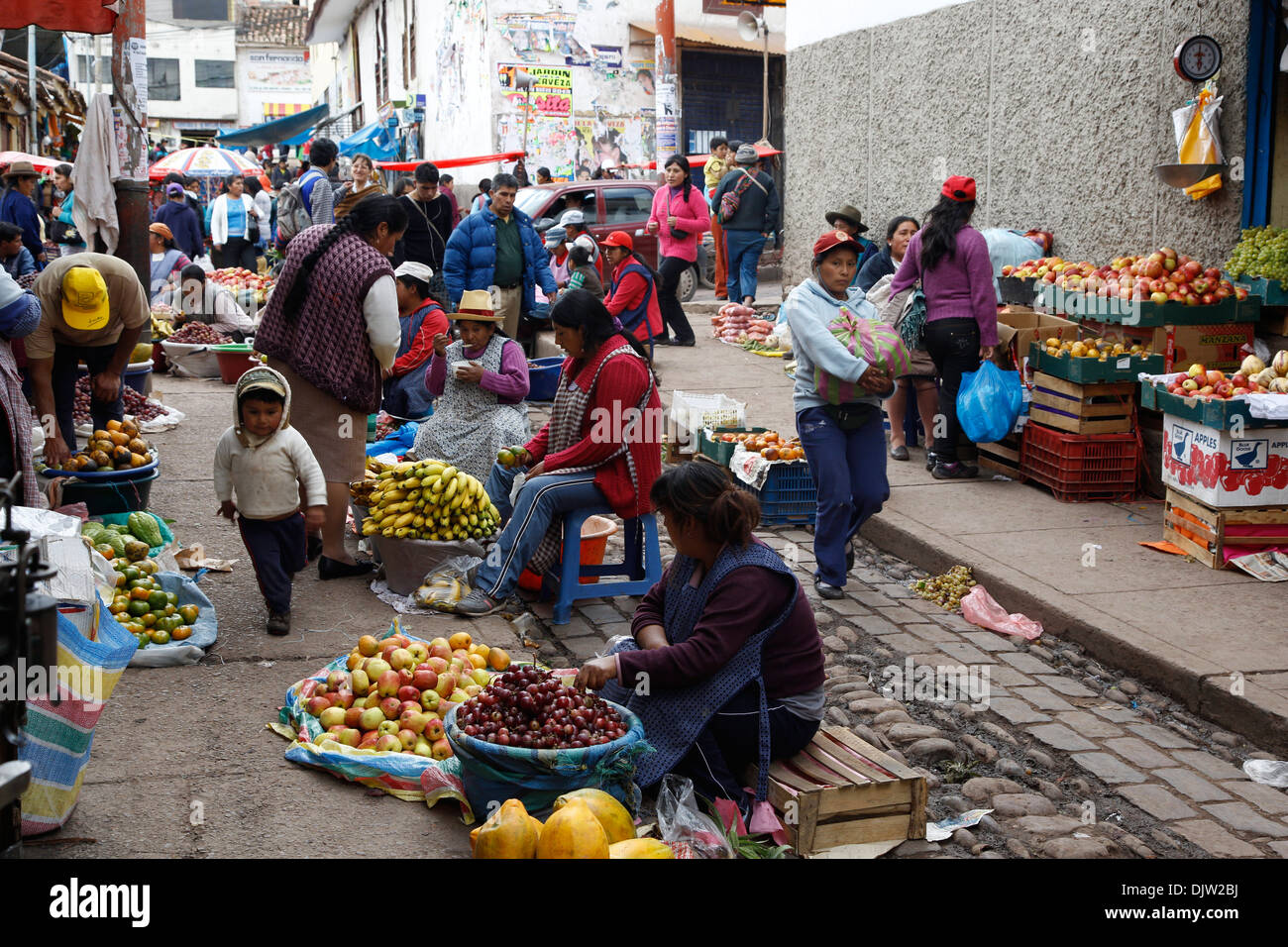 Mercado de frutas y verduras al aire libre, Cuzco, Perú Foto & Imagen