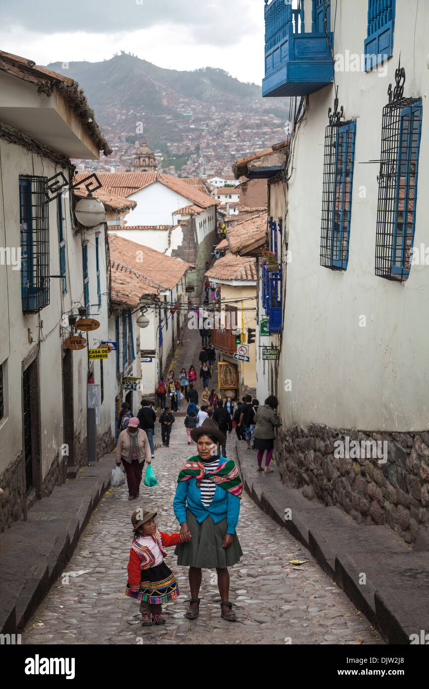 Escena de una calle en el barrio de San Blas, Cusco, Perú. Foto de stock