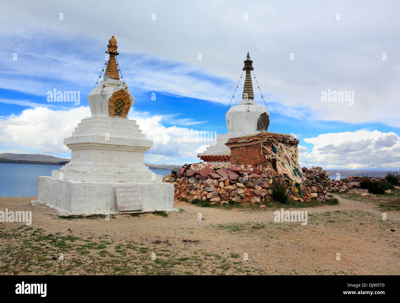 Stupas en la orilla del lago Namtso (Nam Co), Tibet, China Foto de stock