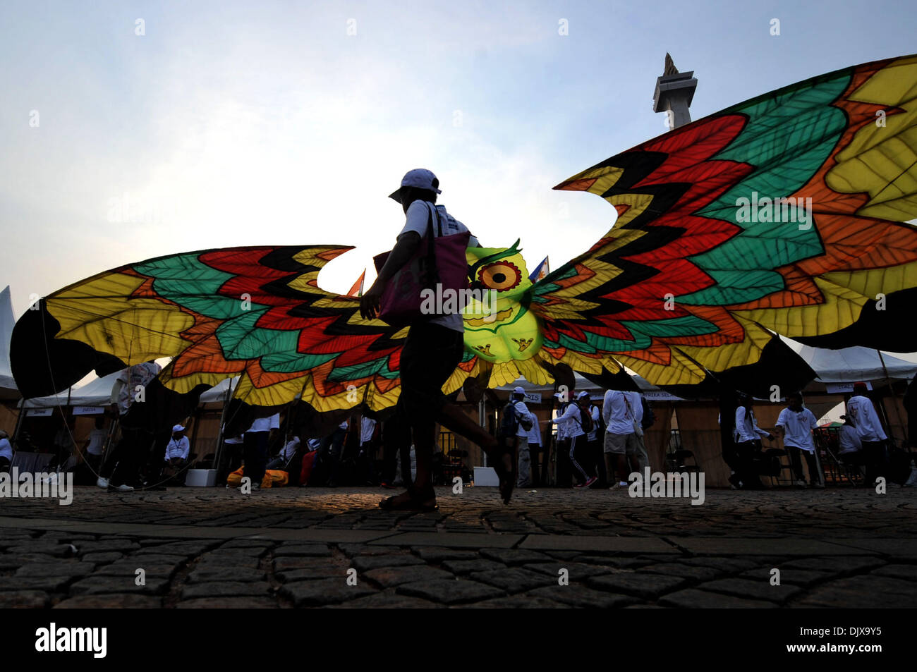 Yakarta, Indonesia. El 1 de diciembre, 2013. Un participante vuela una cometa durante el Festival Internacional de Cometas de Yakarta de 2013 en Yakarta, Indonesia, el 30 de noviembre de 2013. Los dos días de festival se inauguró el sábado, con la participación de 18 países y regiones. Crédito: Agung Kuncahya B./Xinhua/Alamy Live News Foto de stock