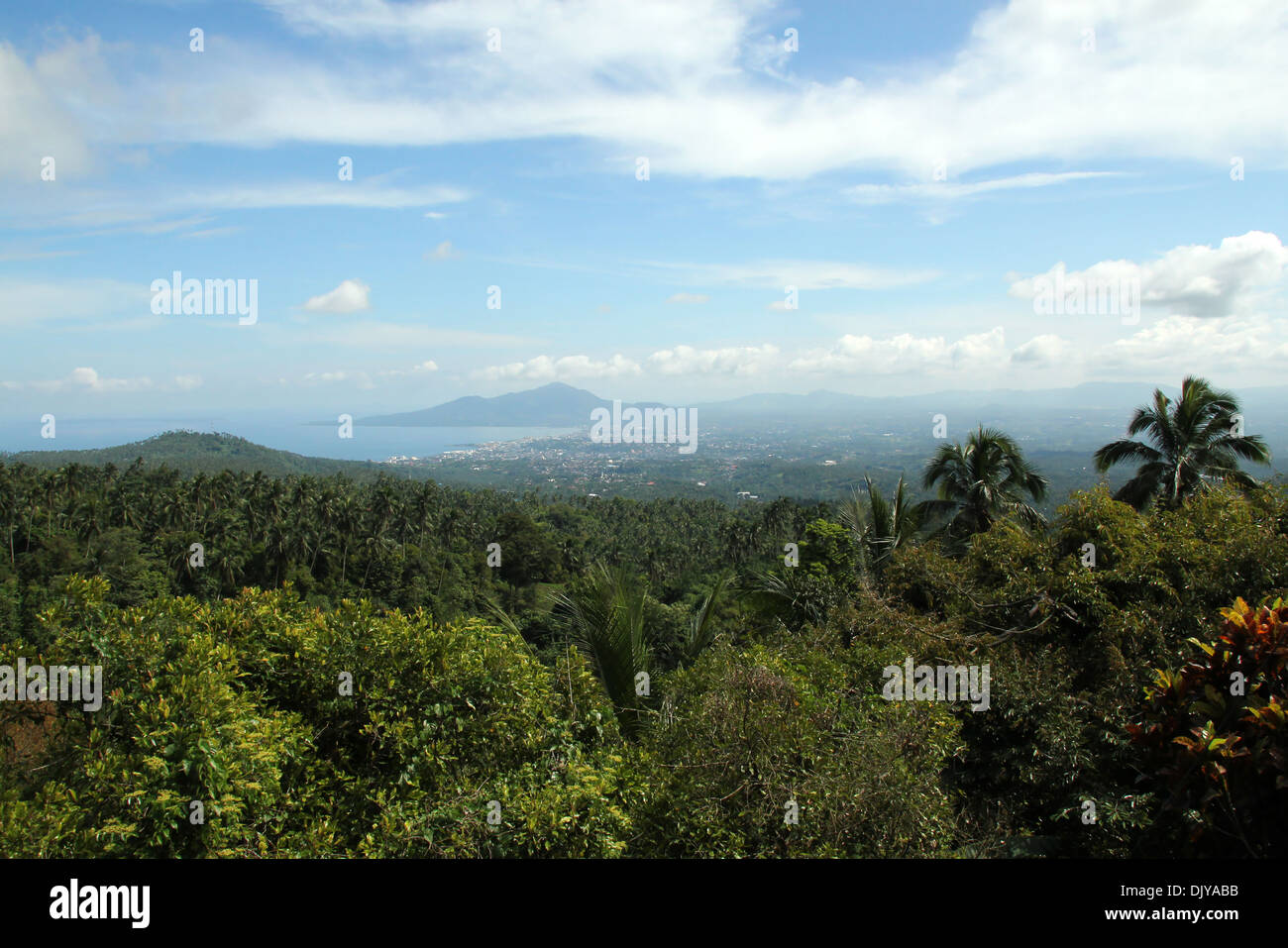 Vista de la ciudad de Manado, Sulawesi, Indonesia Foto de stock